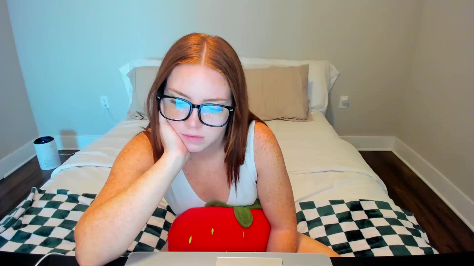 Gallery image thumbnail from reinaxred's myfreecams stream on, 07/13/2023, 18:46 image 4 of 20