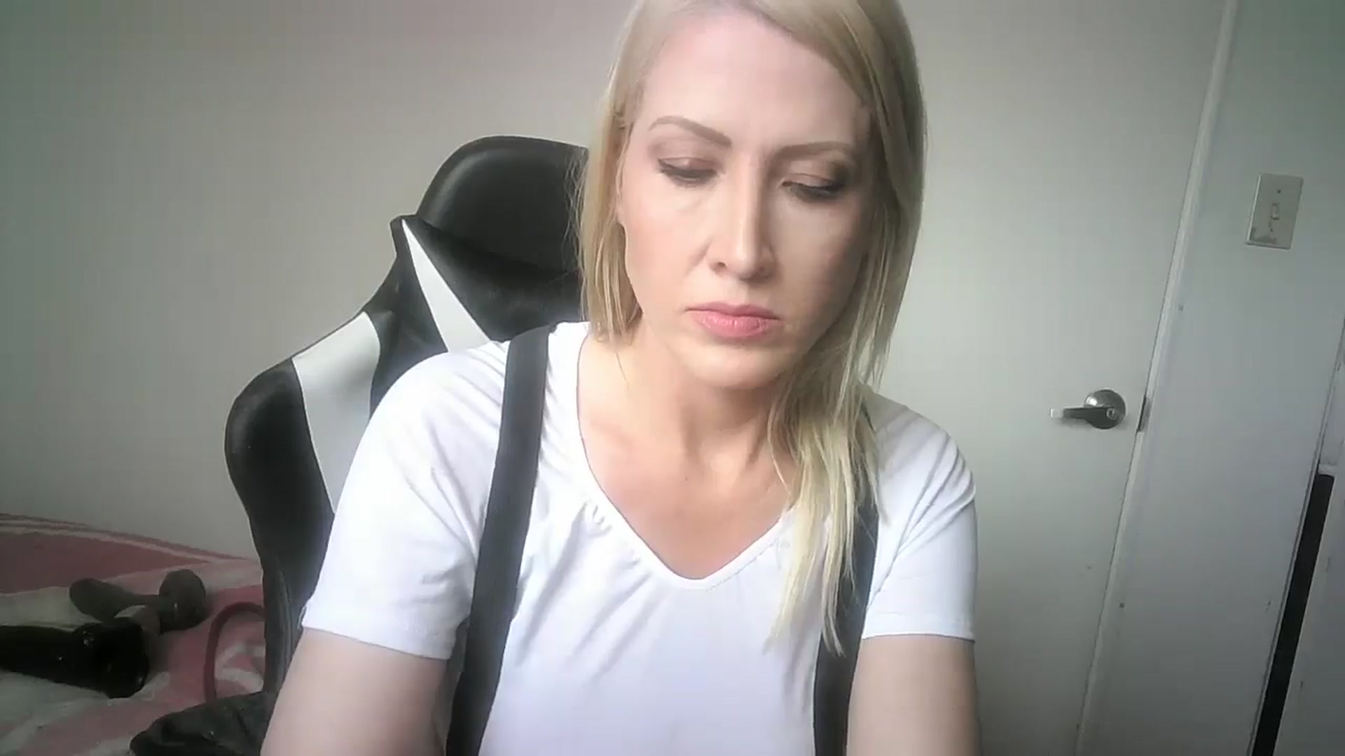Gallery image thumbnail from restlessparis's myfreecams stream on, 04/11/2025, 19:18 image 2 of 20
