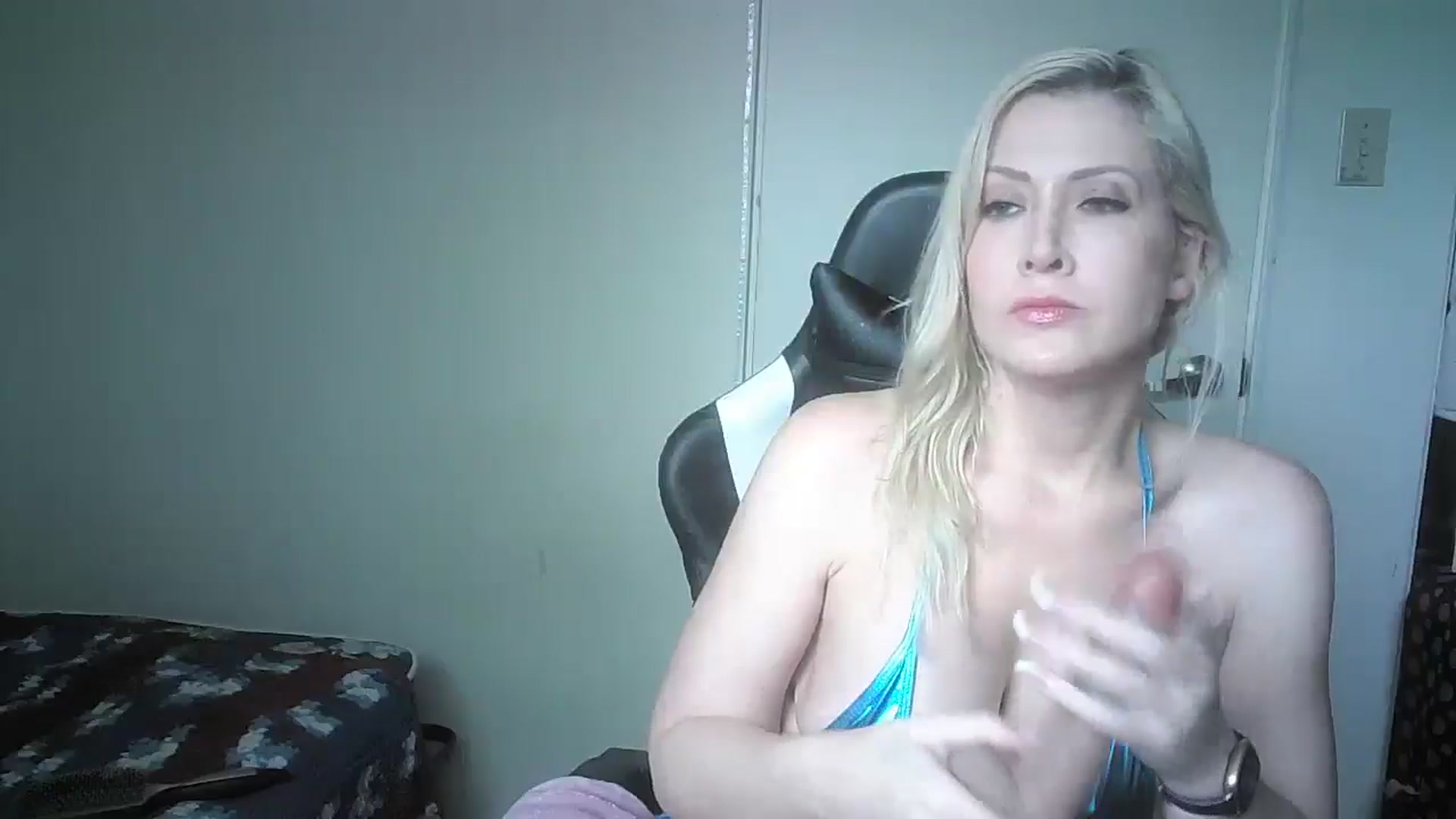 Gallery image thumbnail from restlessparis's myfreecams stream on, 05/20/2025, 21:00 image 5 of 20