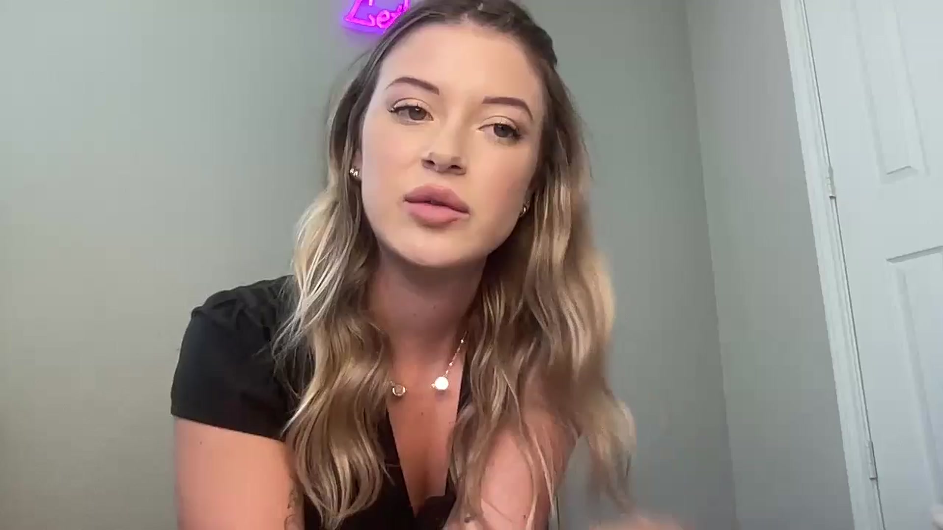 Gallery image thumbnail from rileydepp's myfreecams stream on, 10/22/2024, 20:26 image 5 of 20