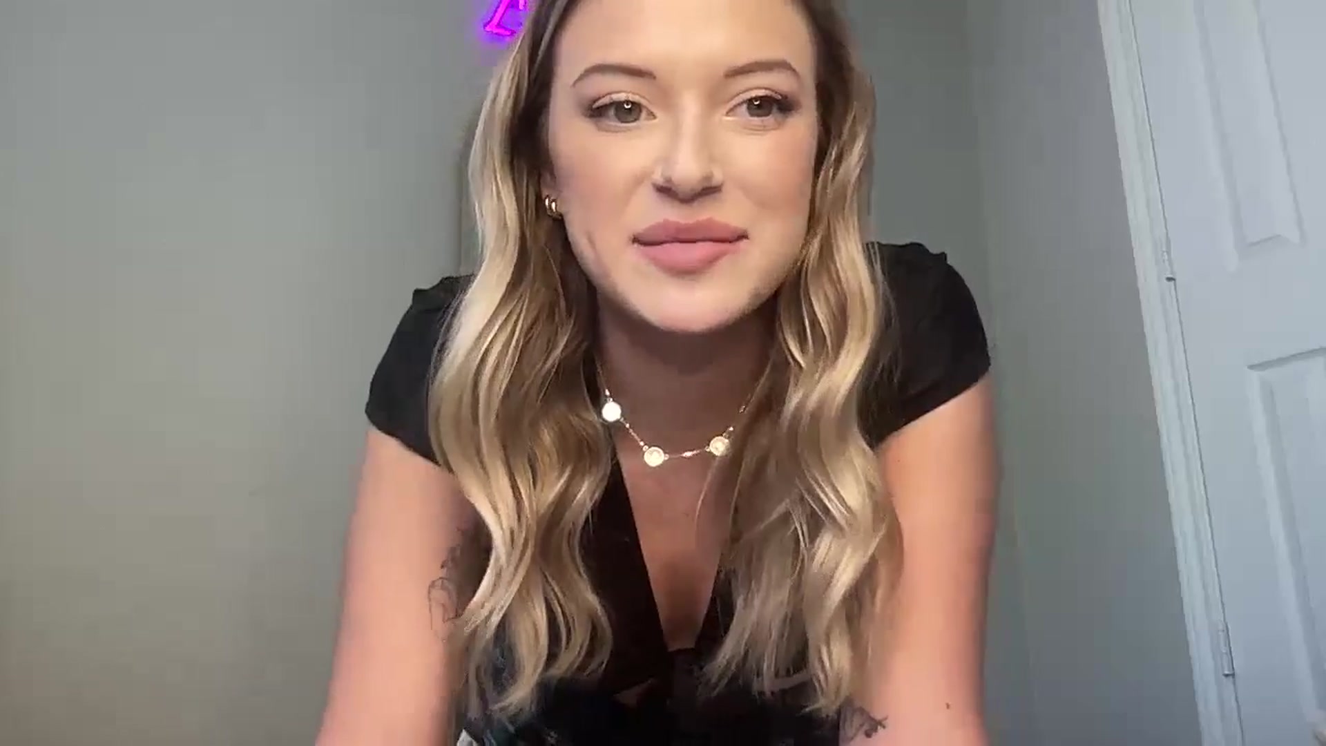 Gallery image thumbnail from rileydepp's myfreecams stream on, 10/22/2024, 20:56 image 4 of 20