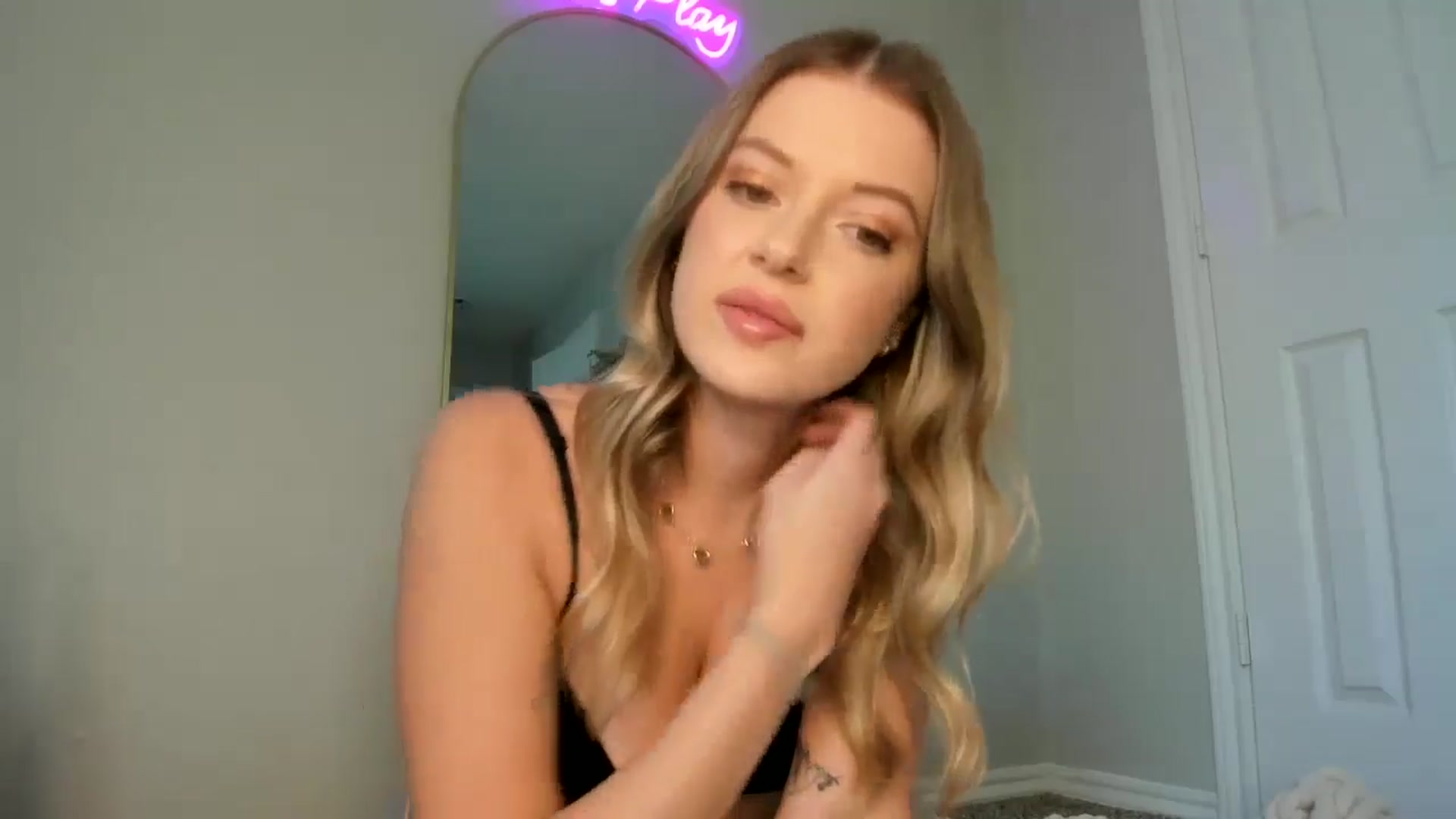 Gallery image thumbnail from rileydepp's myfreecams stream on, 11/18/2024, 22:11 image 9 of 20