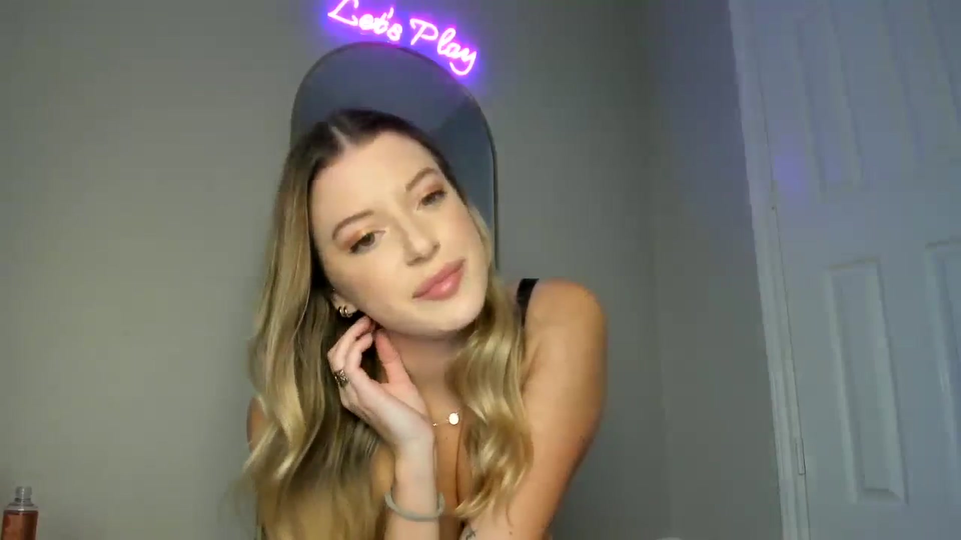Gallery image thumbnail from rileydepp's myfreecams stream on, 11/18/2024, 23:35 image 6 of 20