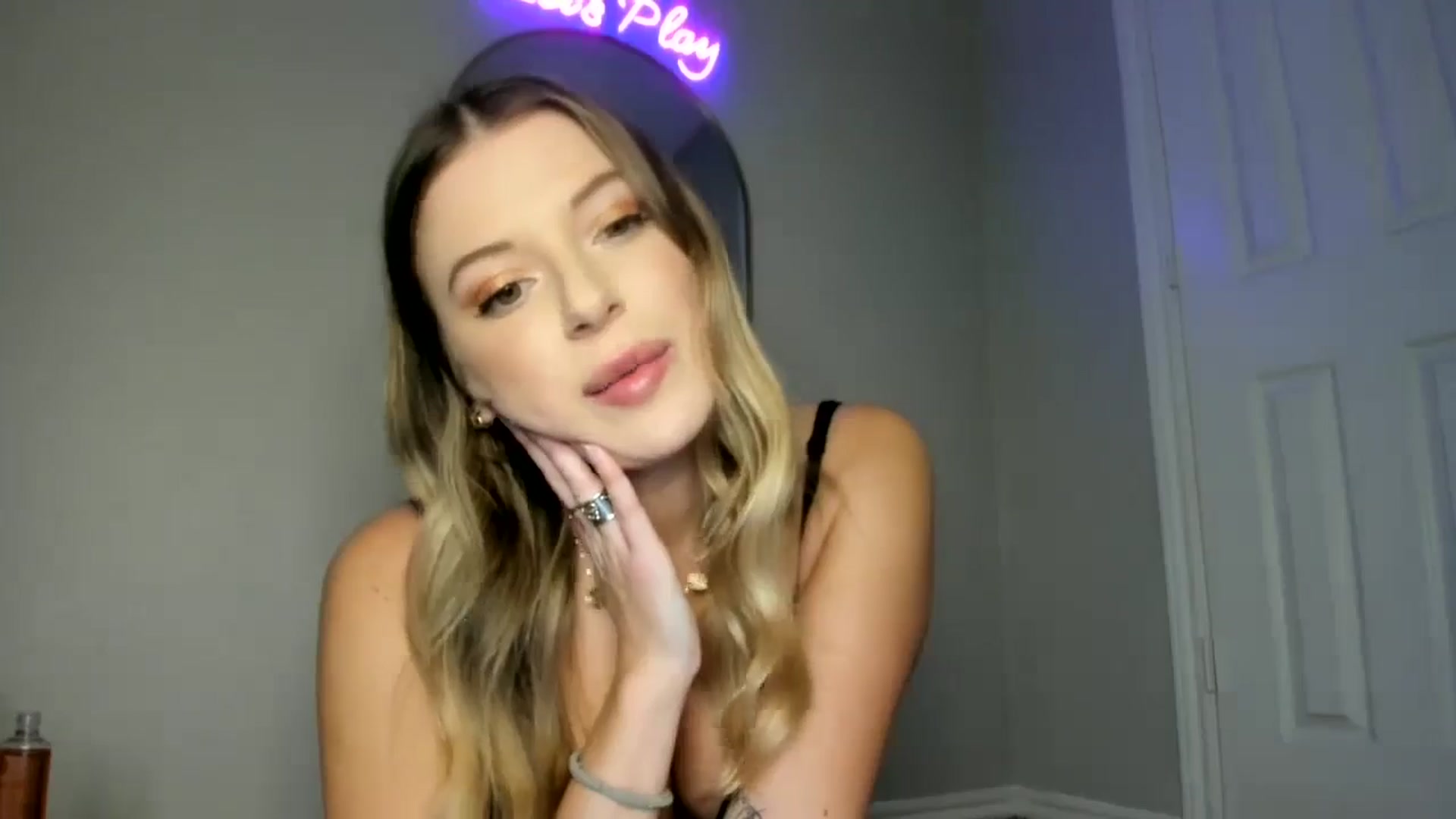 Gallery image thumbnail from rileydepp's myfreecams stream on, 11/18/2024, 23:35 image 14 of 20