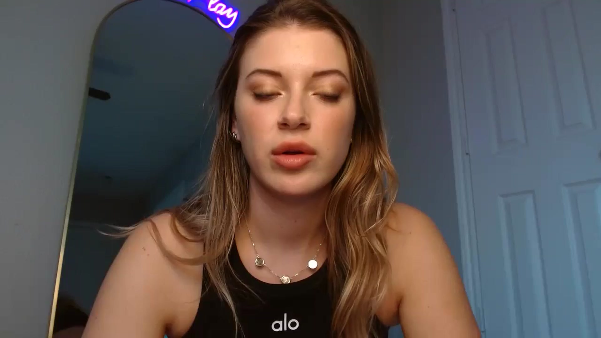 Gallery image thumbnail from rileydepp's myfreecams stream on, 12/29/2024, 22:31 image 19 of 20