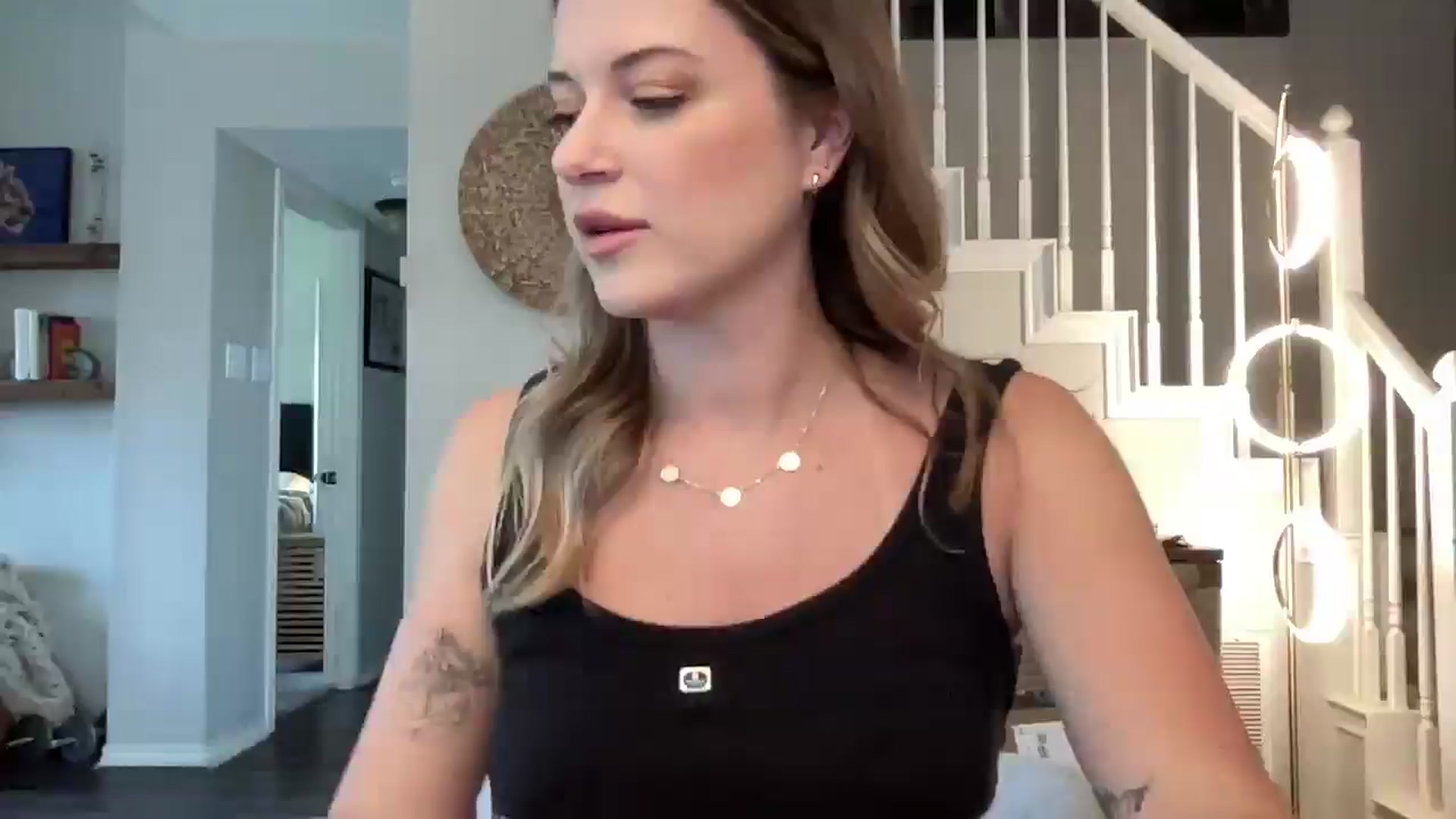Gallery image thumbnail from rileydepp's myfreecams stream on, 04/26/2025, 19:21 image 17 of 20