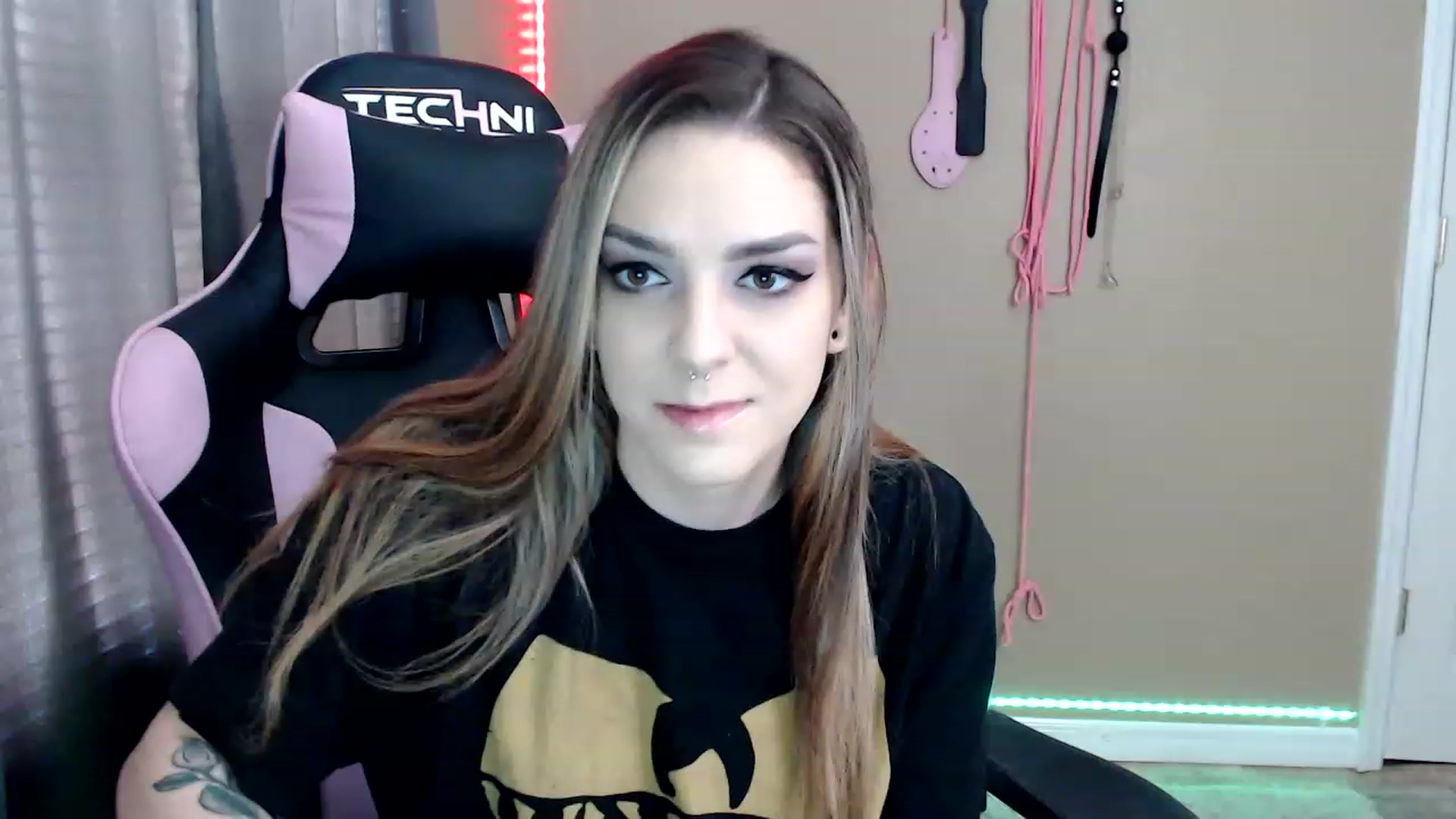 Gallery image thumbnail from rileyhazexxx's myfreecams stream on, 11/23/2022, 17:14 image 2 of 20