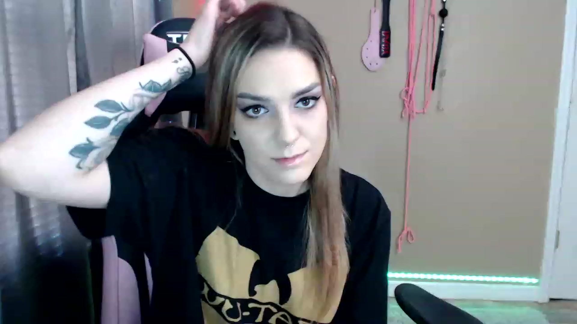 Gallery image thumbnail from rileyhazexxx's myfreecams stream on, 11/23/2022, 17:14 image 15 of 20