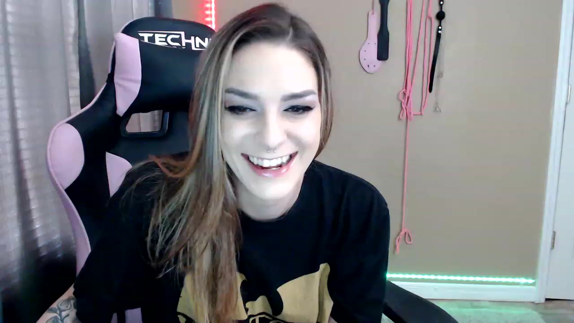 Gallery image thumbnail from rileyhazexxx's myfreecams stream on, 11/23/2022, 17:14 image 5 of 20