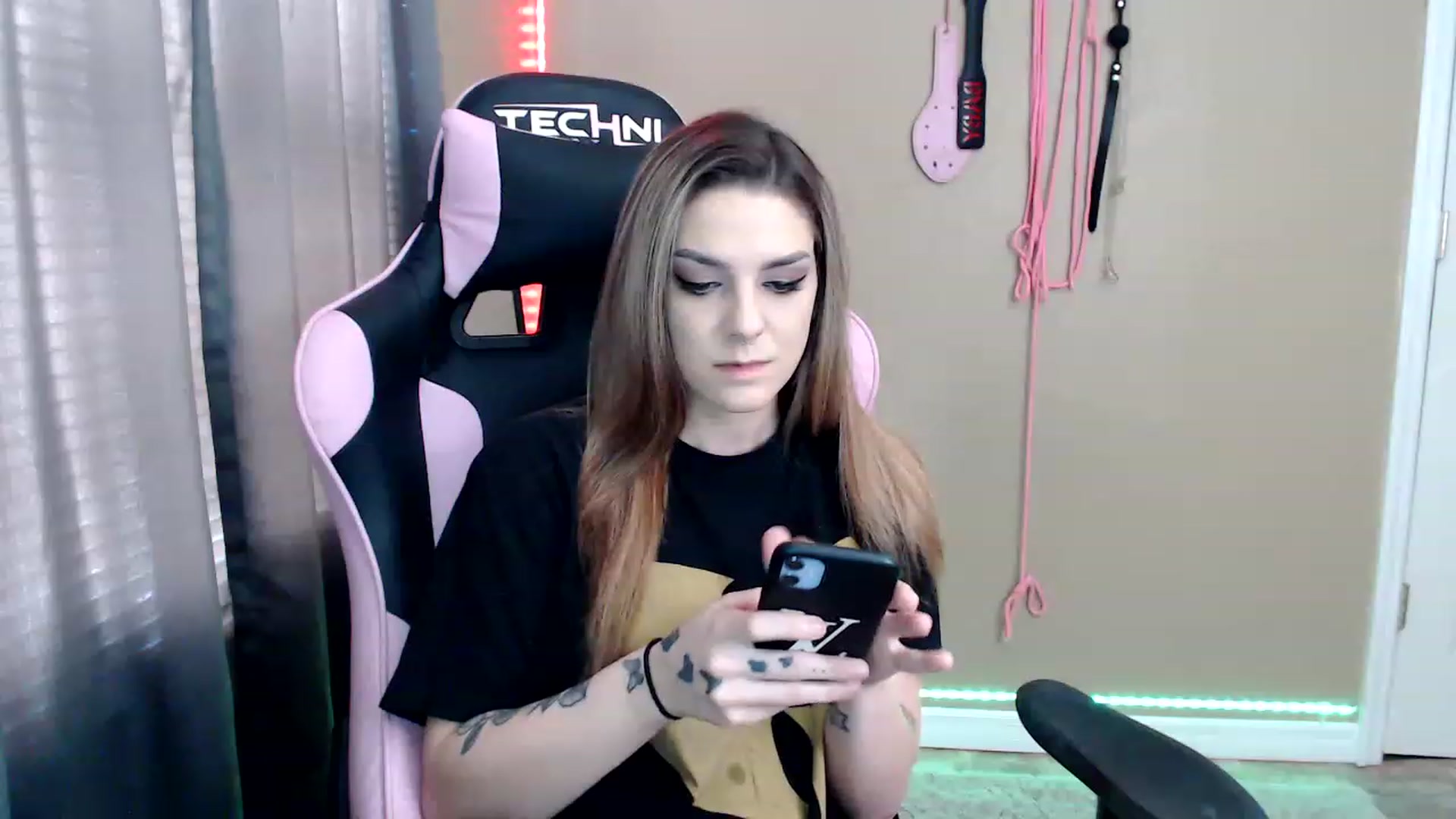 Gallery image thumbnail from rileyhazexxx's myfreecams stream on, 11/23/2022, 17:14 image 9 of 20