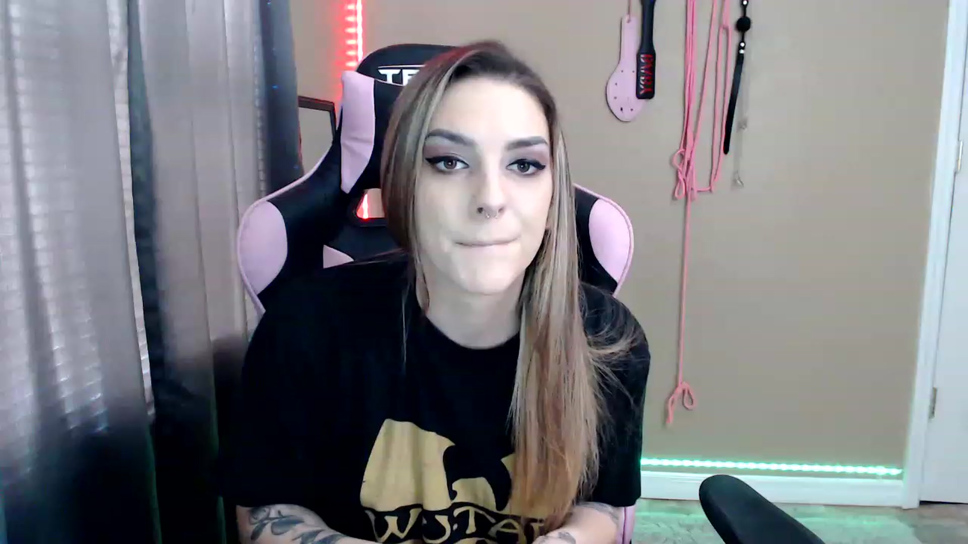 Gallery image thumbnail from rileyhazexxx's myfreecams stream on, 11/23/2022, 17:14 image 10 of 20