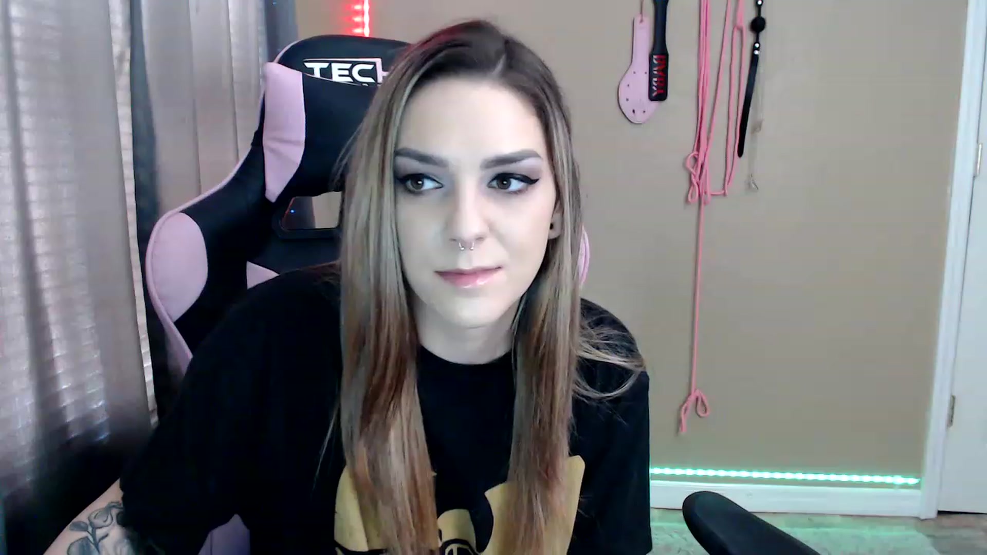 Gallery image thumbnail from rileyhazexxx's myfreecams stream on, 11/23/2022, 17:14 image 12 of 20