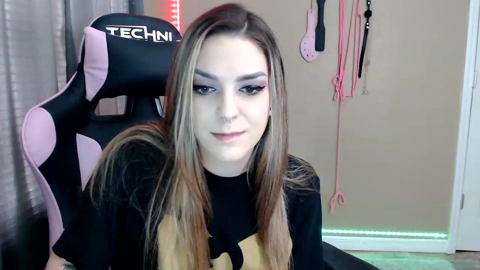 Gallery image thumbnail from rileyhazexxx's myfreecams stream on, 11/23/2022, 17:14 image 3 of 20