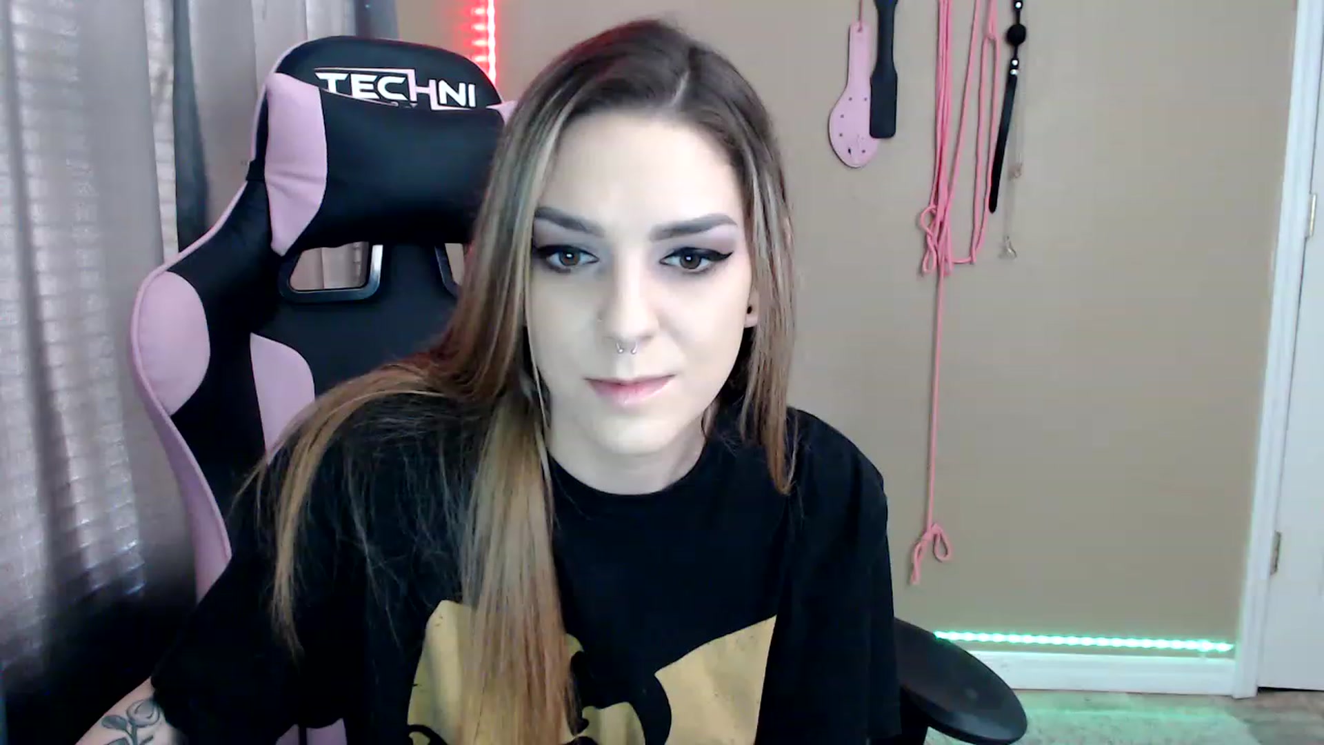 Gallery image thumbnail from rileyhazexxx's myfreecams stream on, 11/23/2022, 17:14 image 6 of 20