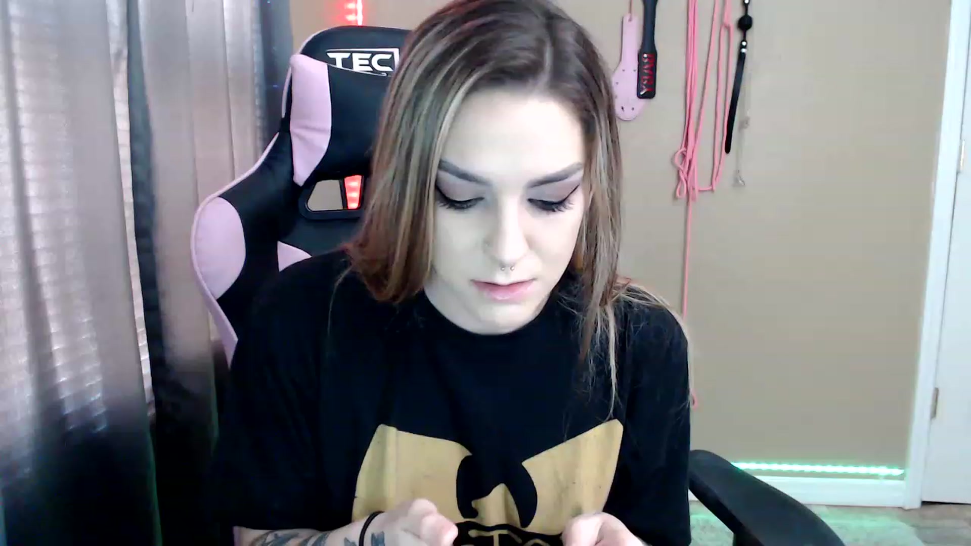 Gallery image thumbnail from rileyhazexxx's myfreecams stream on, 11/23/2022, 17:14 image 16 of 20