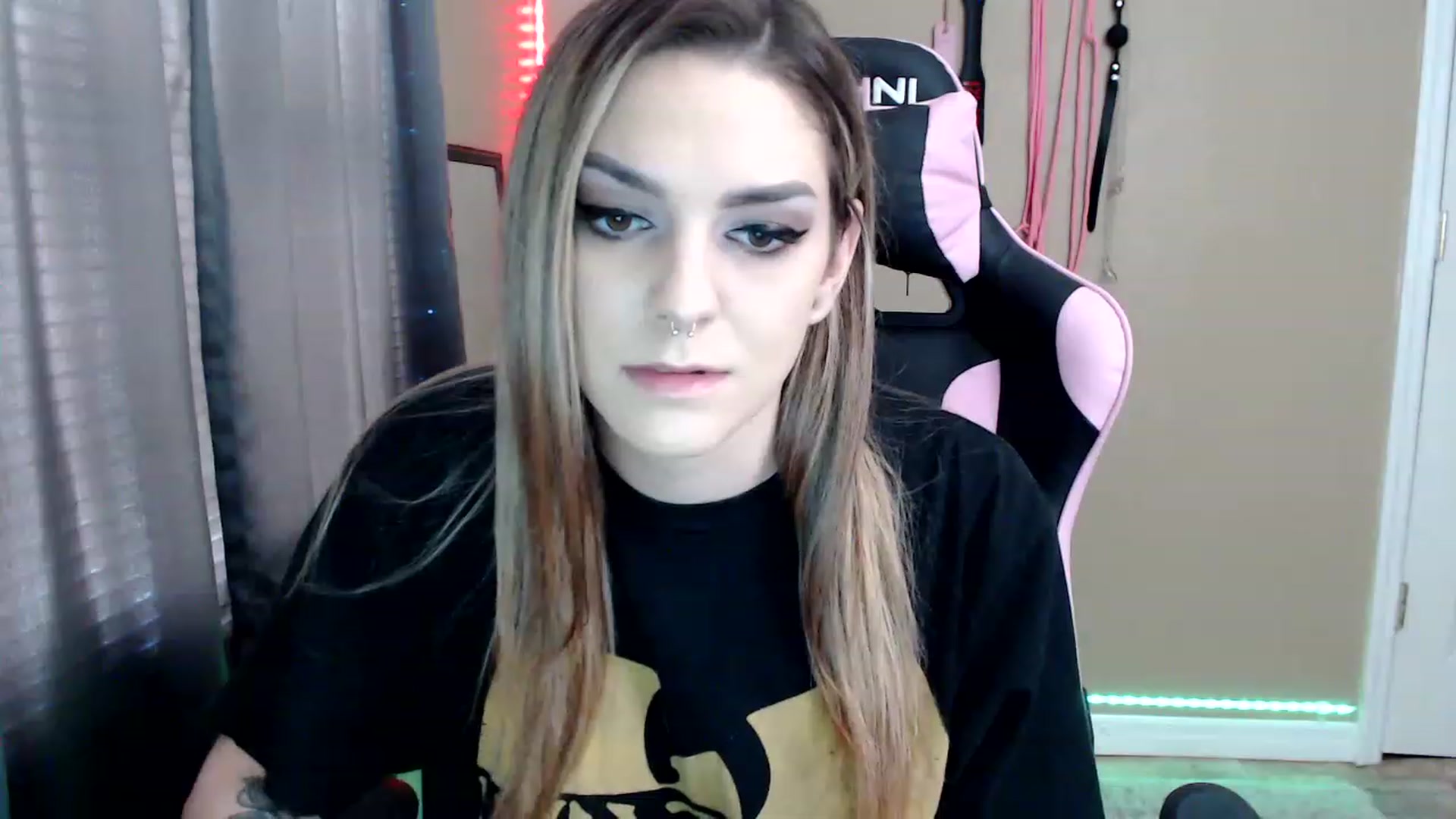 Gallery image thumbnail from rileyhazexxx's myfreecams stream on, 11/23/2022, 17:14 image 7 of 20