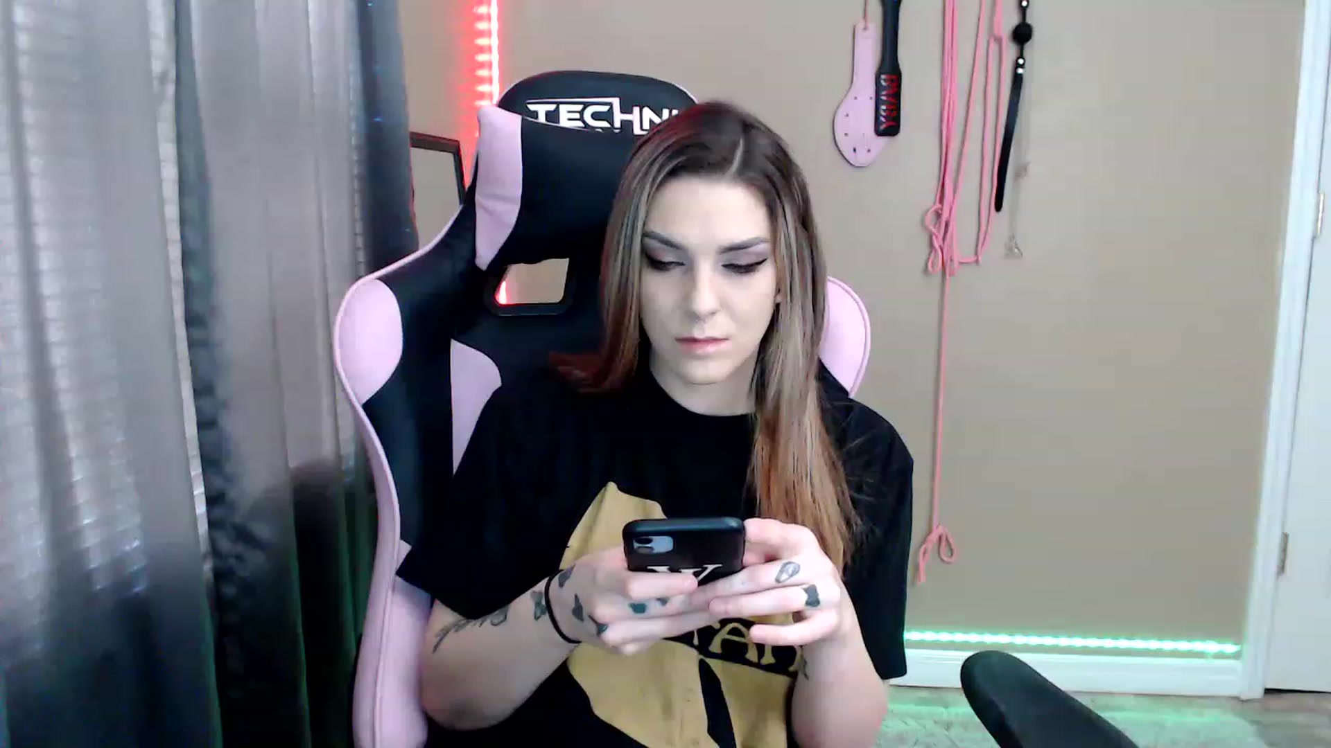Gallery image thumbnail from rileyhazexxx's myfreecams stream on, 11/23/2022, 17:14 image 11 of 20