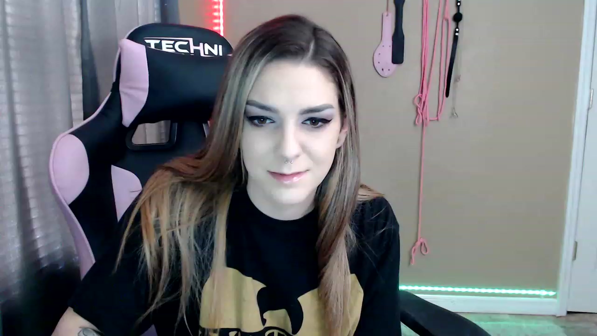 Gallery image thumbnail from rileyhazexxx's myfreecams stream on, 11/23/2022, 17:14 image 1 of 20