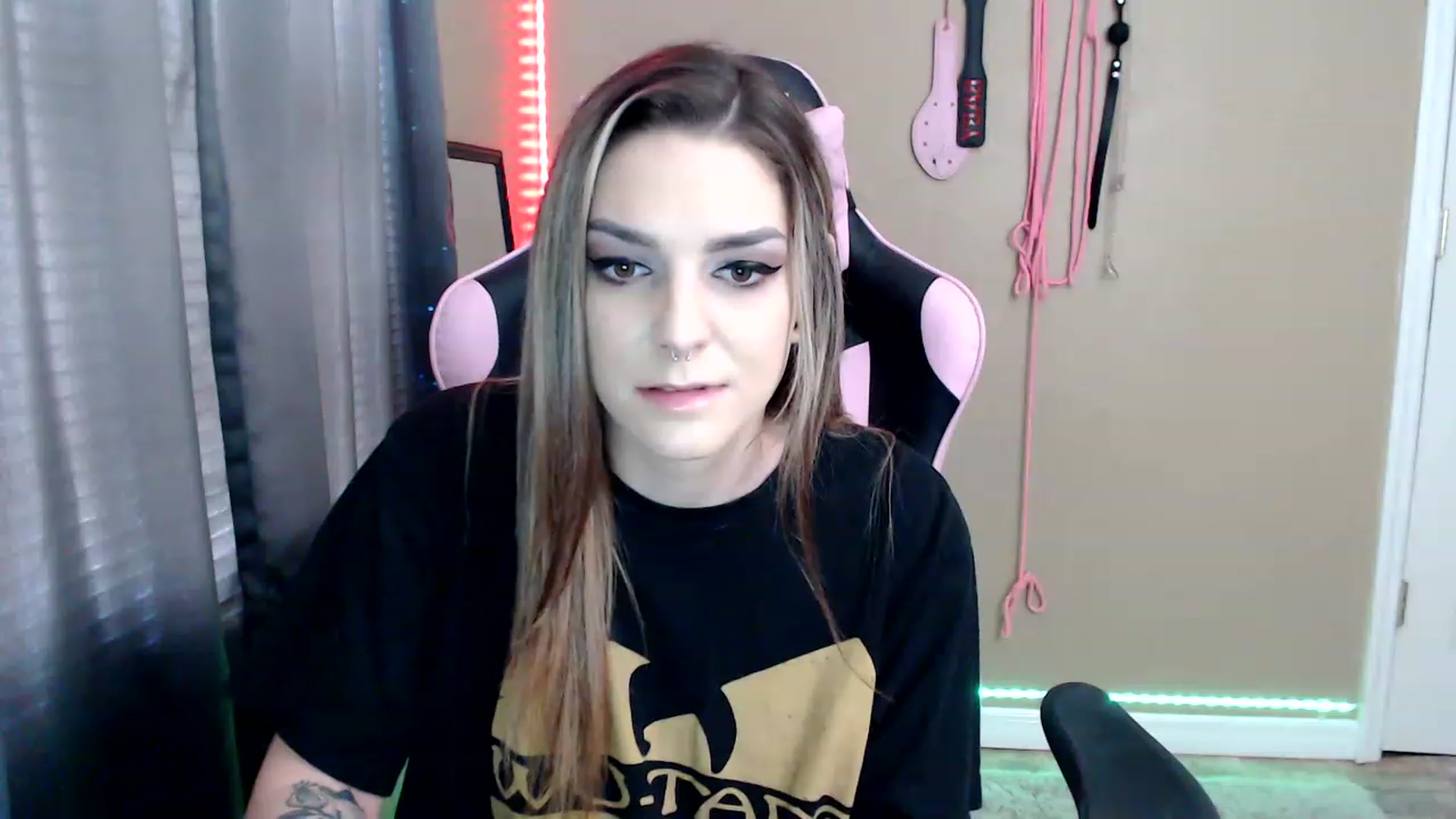 Gallery image thumbnail from rileyhazexxx's myfreecams stream on, 11/23/2022, 18:19 image 17 of 20
