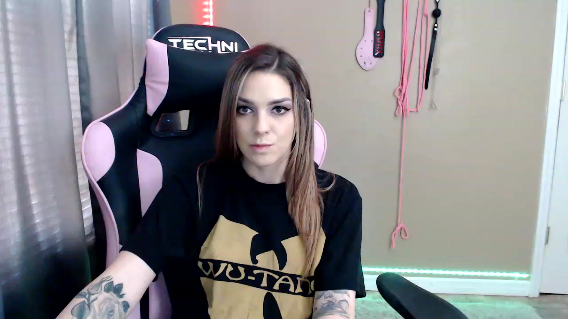 Gallery image thumbnail from rileyhazexxx's myfreecams stream on, 11/23/2022, 18:19 image 12 of 20