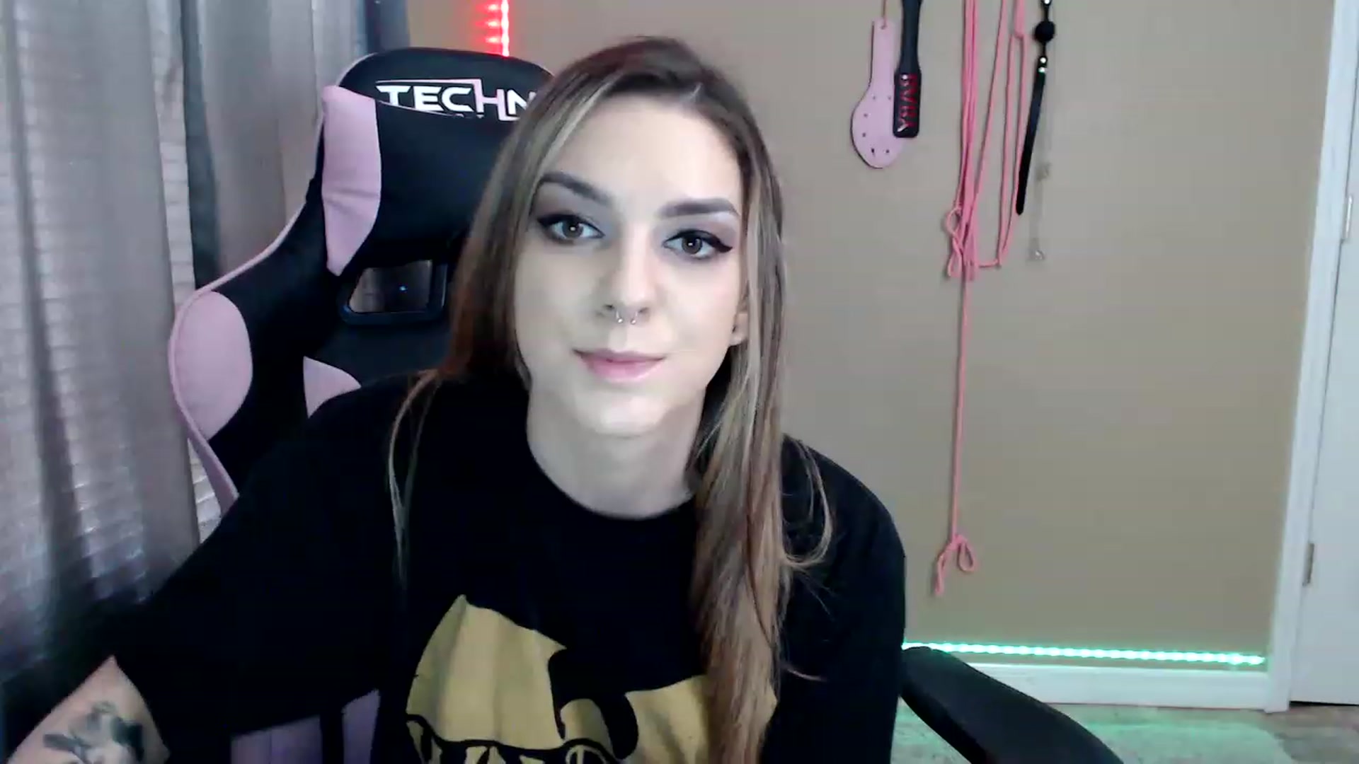 Gallery image thumbnail from rileyhazexxx's myfreecams stream on, 11/23/2022, 18:19 image 11 of 20