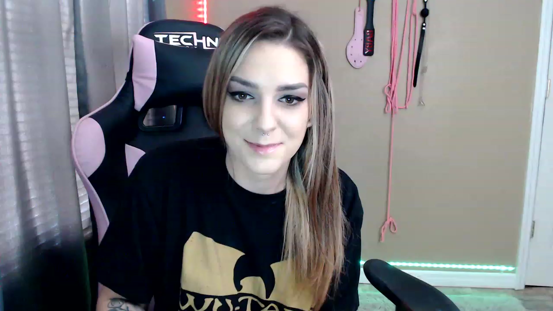 Gallery image thumbnail from rileyhazexxx's myfreecams stream on, 11/23/2022, 18:19 image 3 of 20