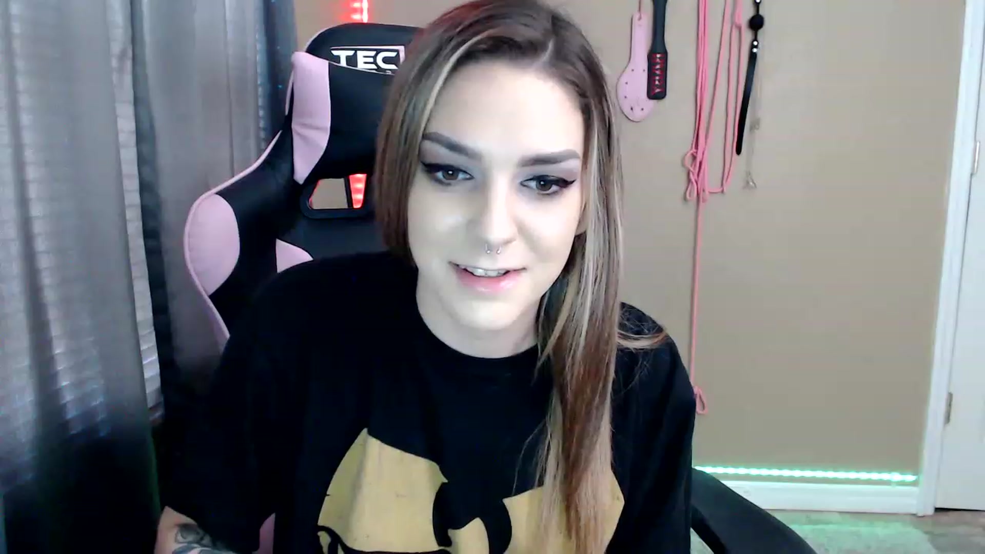 Gallery image thumbnail from rileyhazexxx's myfreecams stream on, 11/23/2022, 18:19 image 20 of 20