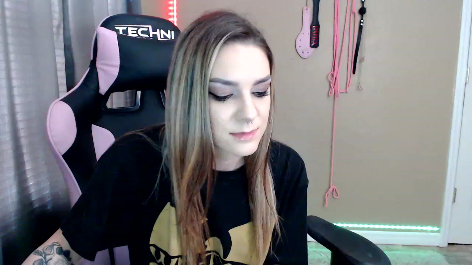 Gallery image thumbnail from rileyhazexxx's myfreecams stream on, 11/23/2022, 18:19 image 7 of 20