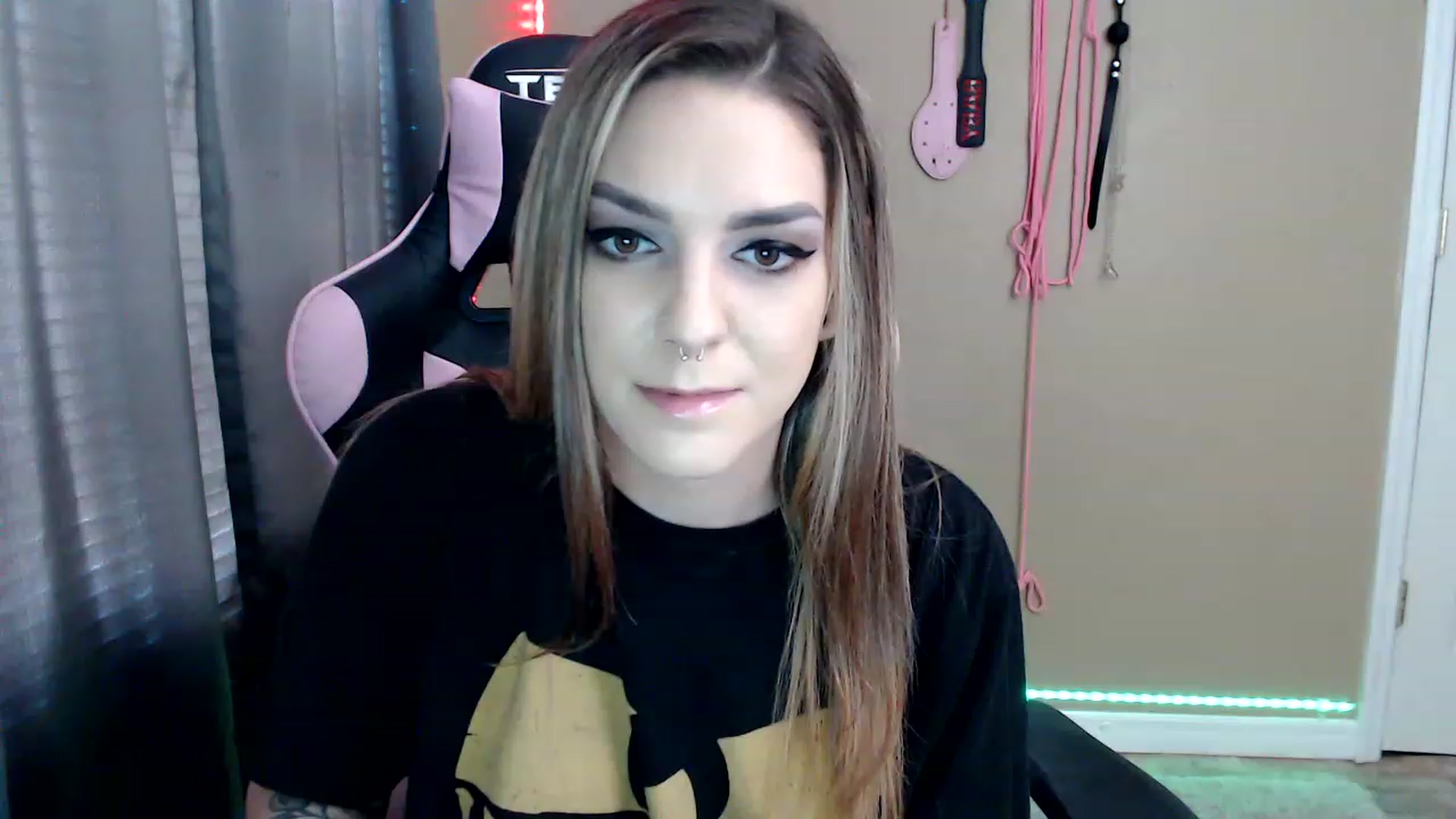 Gallery image thumbnail from rileyhazexxx's myfreecams stream on, 11/23/2022, 18:19 image 19 of 20