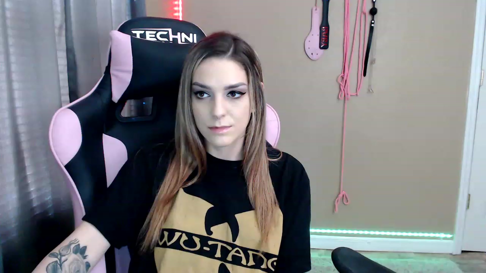Gallery image thumbnail from rileyhazexxx's myfreecams stream on, 11/23/2022, 18:19 image 9 of 20