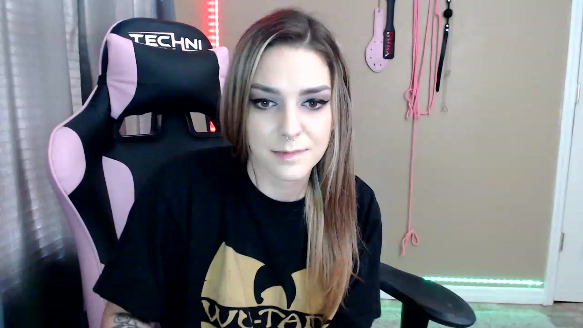 Gallery image thumbnail from rileyhazexxx's myfreecams stream on, 11/23/2022, 18:19 image 6 of 20