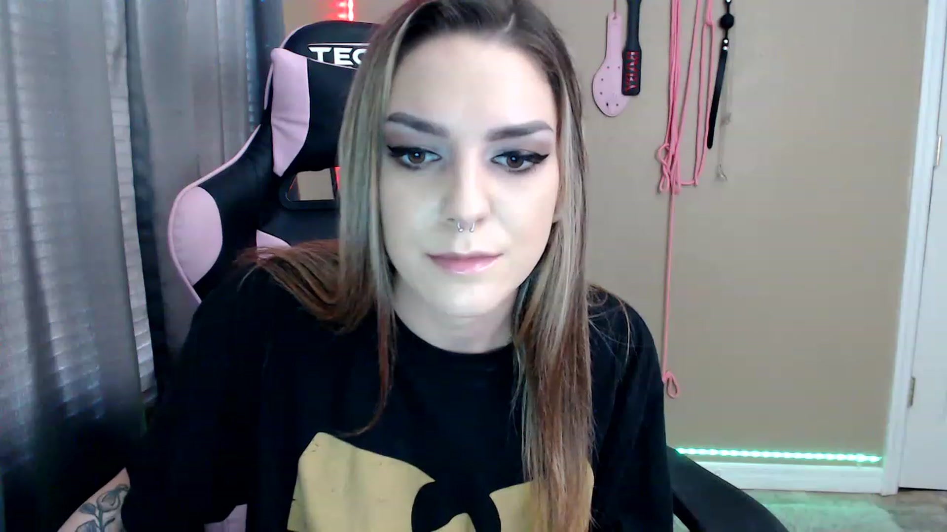 Gallery image thumbnail from rileyhazexxx's myfreecams stream on, 11/23/2022, 18:19 image 18 of 20