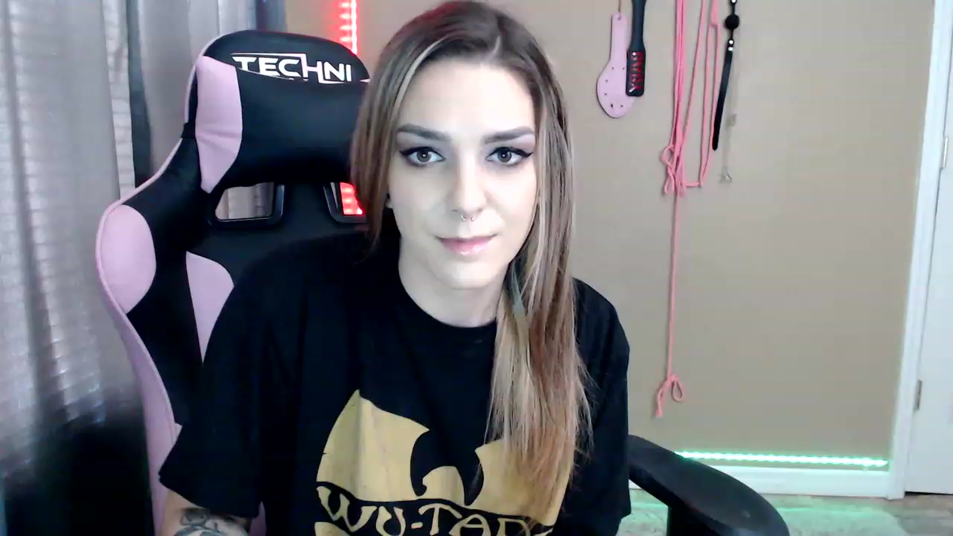 Gallery image thumbnail from rileyhazexxx's myfreecams stream on, 11/23/2022, 18:19 image 4 of 20