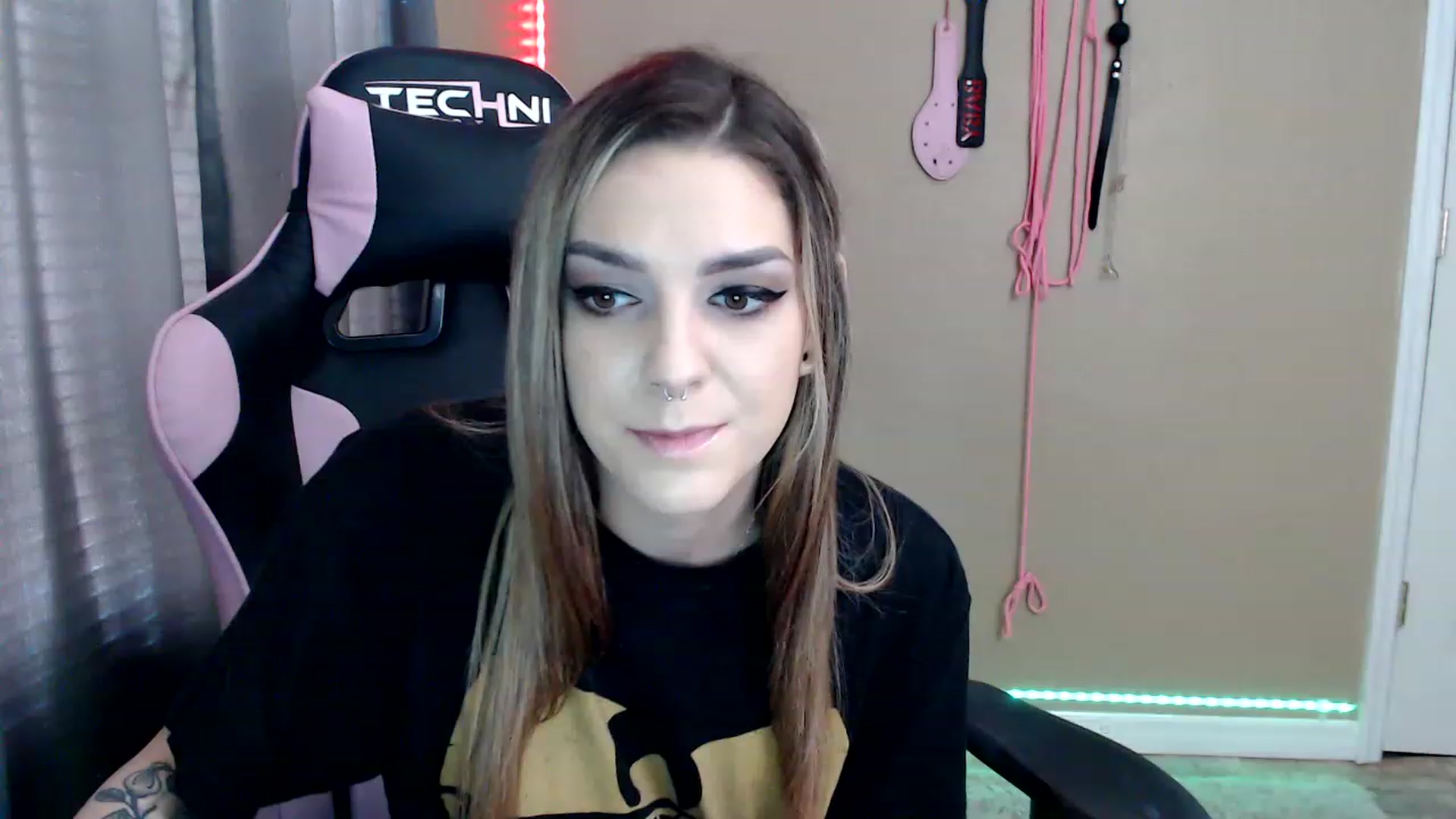 Gallery image thumbnail from rileyhazexxx's myfreecams stream on, 11/23/2022, 18:19 image 10 of 20