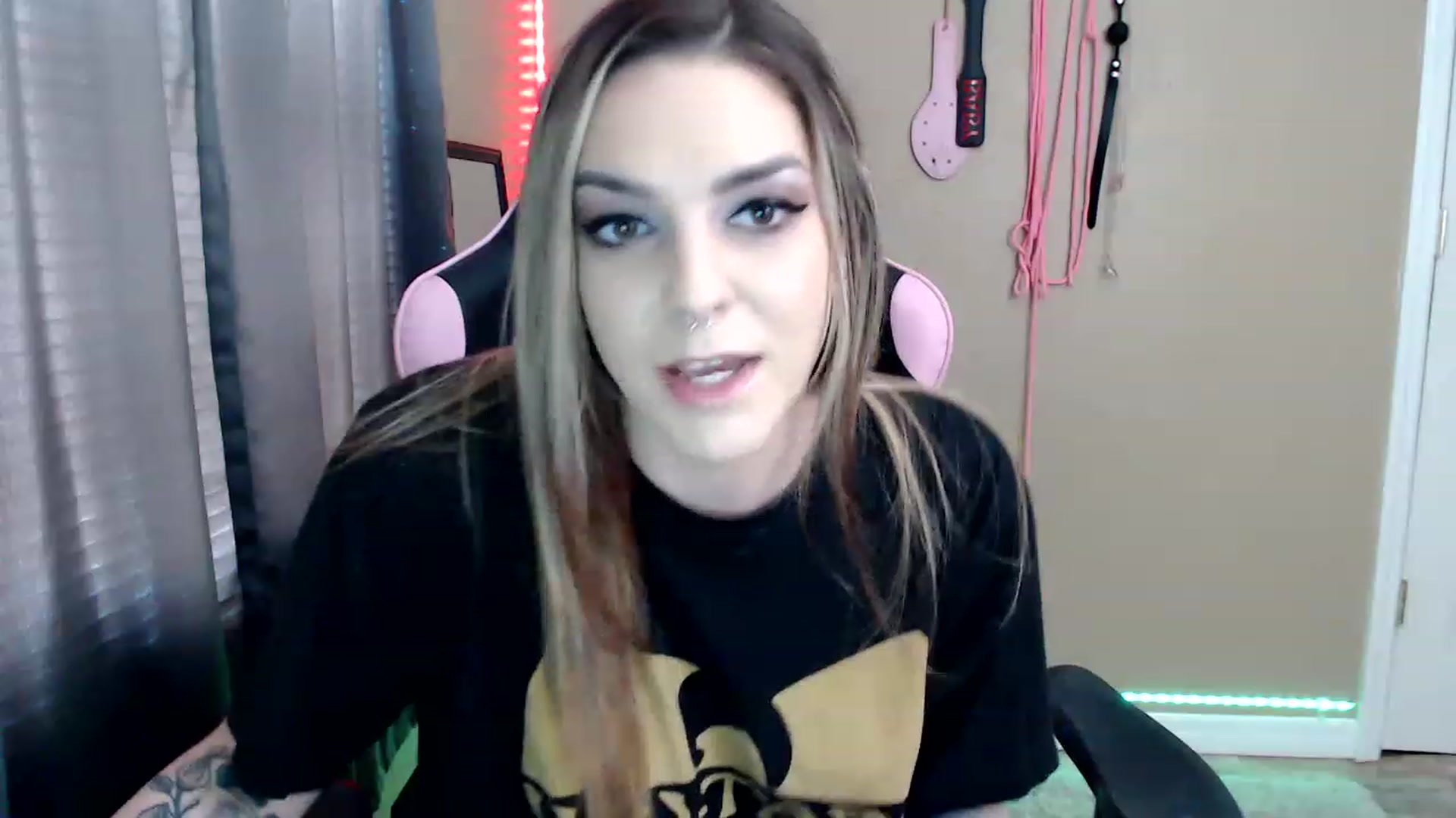 Gallery image thumbnail from rileyhazexxx's myfreecams stream on, 11/23/2022, 18:19 image 15 of 20