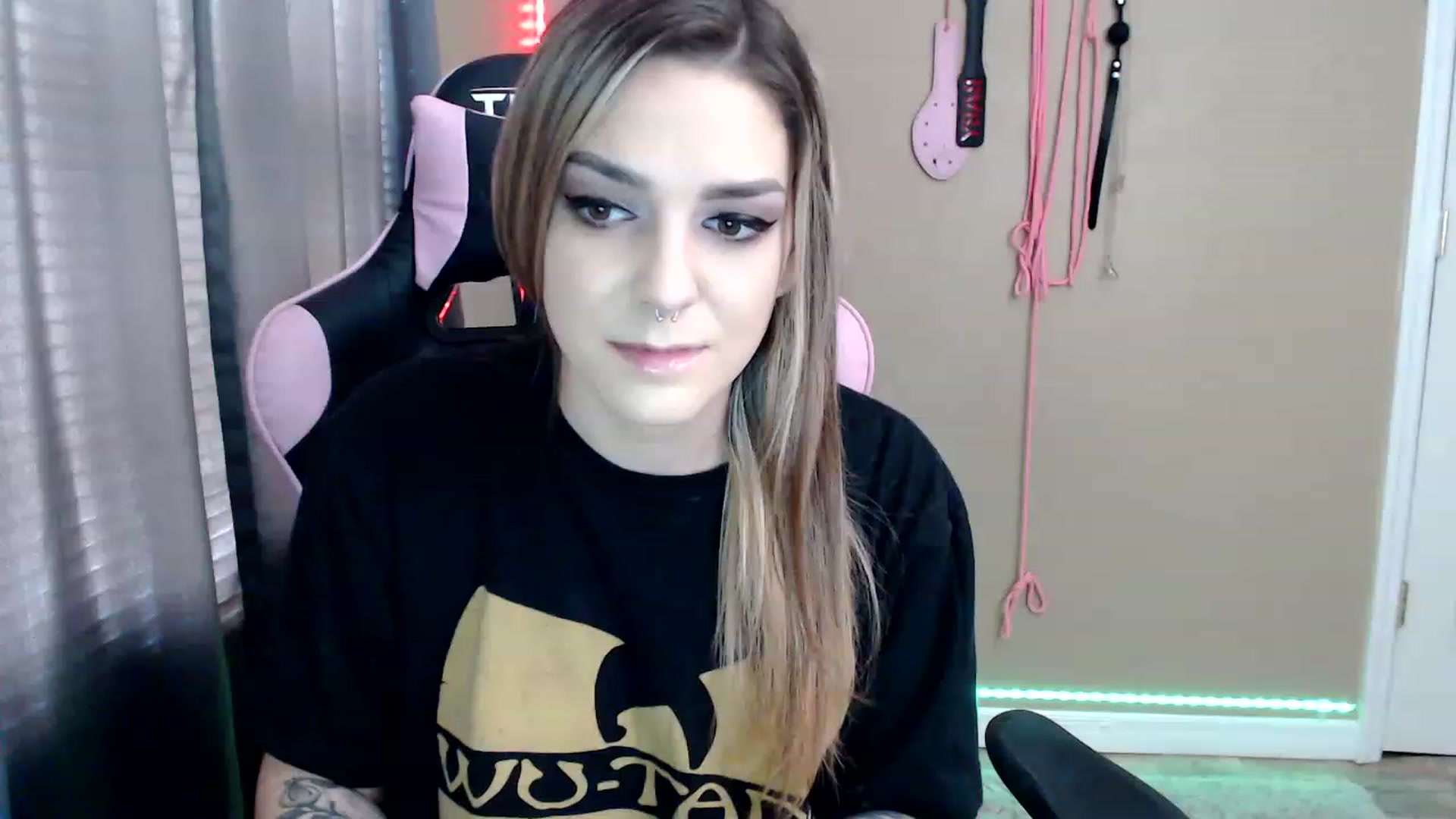 Gallery image thumbnail from rileyhazexxx's myfreecams stream on, 11/23/2022, 18:19 image 2 of 20