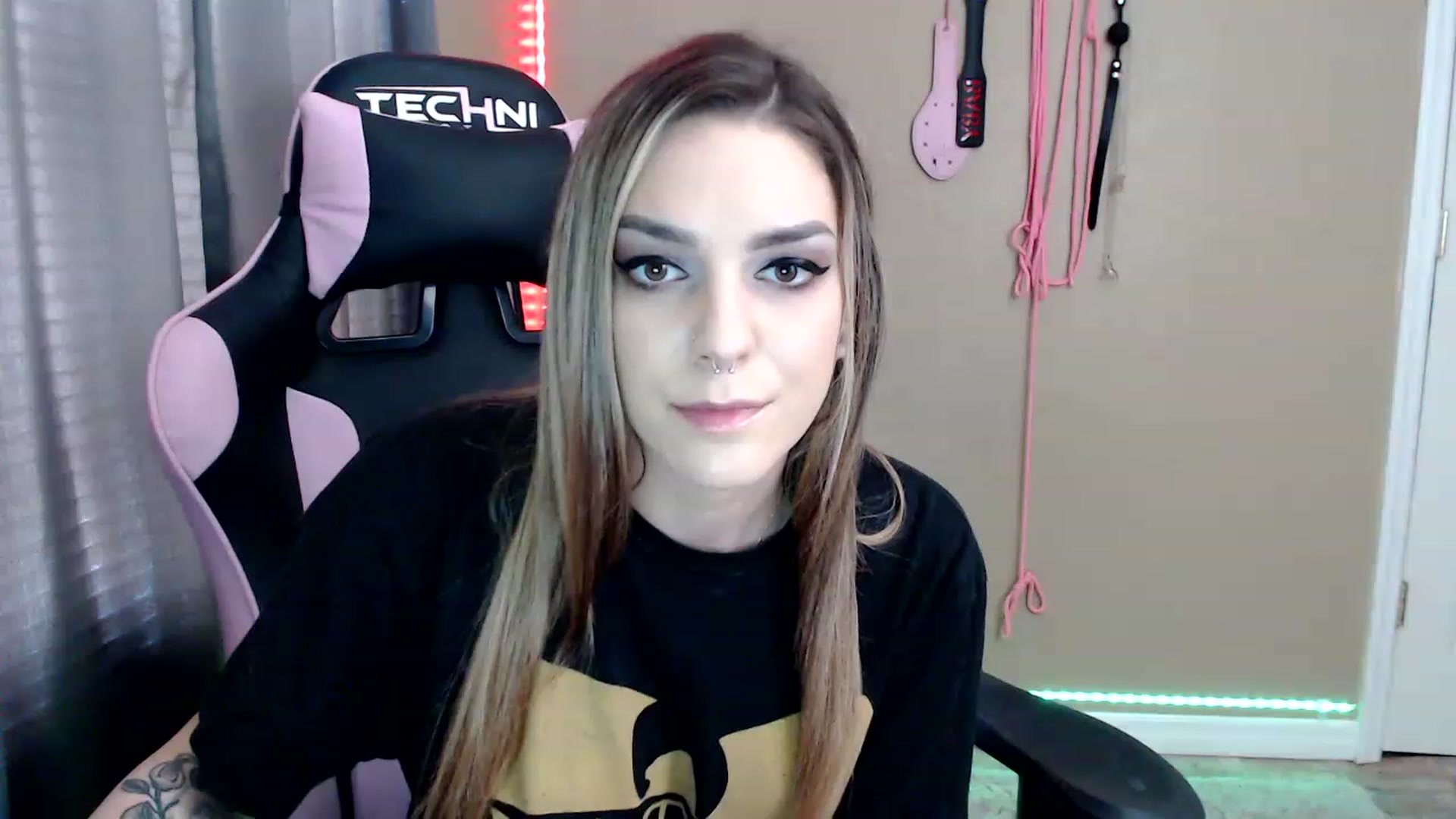 Gallery image thumbnail from rileyhazexxx's myfreecams stream on, 11/23/2022, 18:19 image 8 of 20