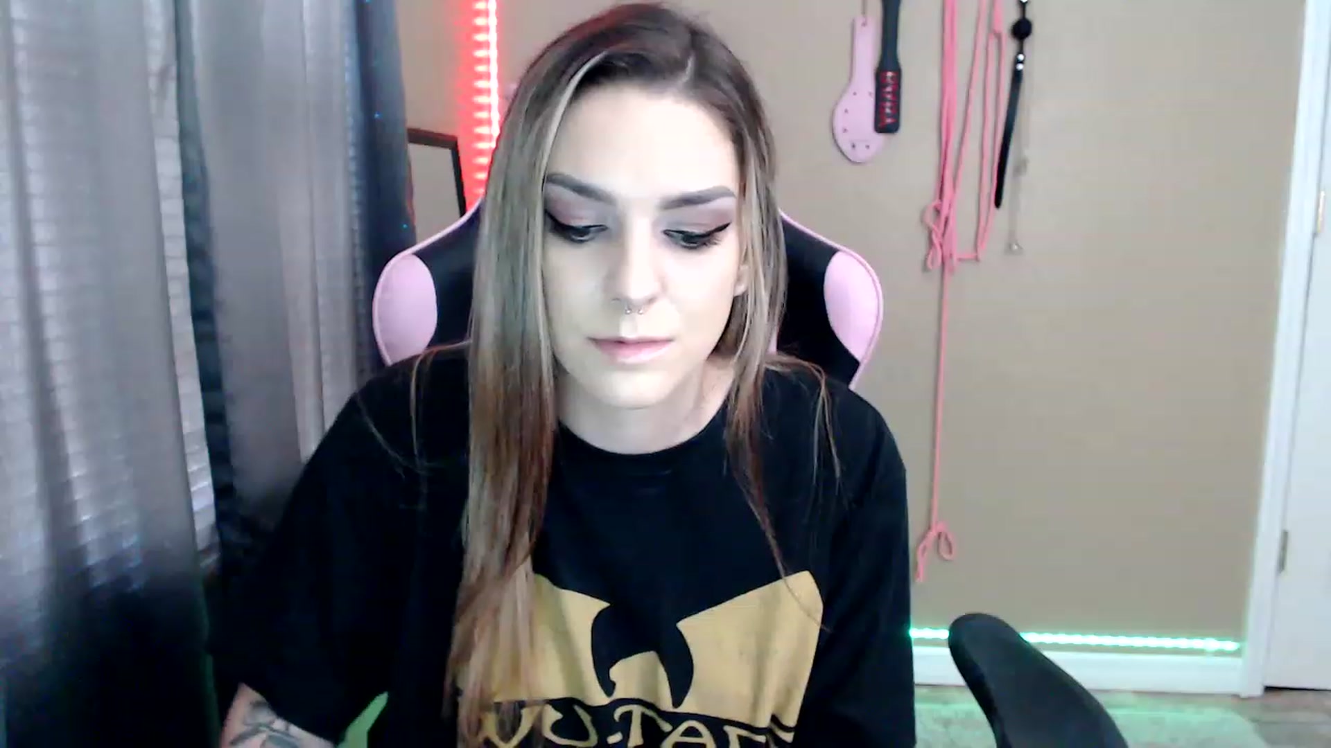 Gallery image thumbnail from rileyhazexxx's myfreecams stream on, 11/23/2022, 18:19 image 16 of 20
