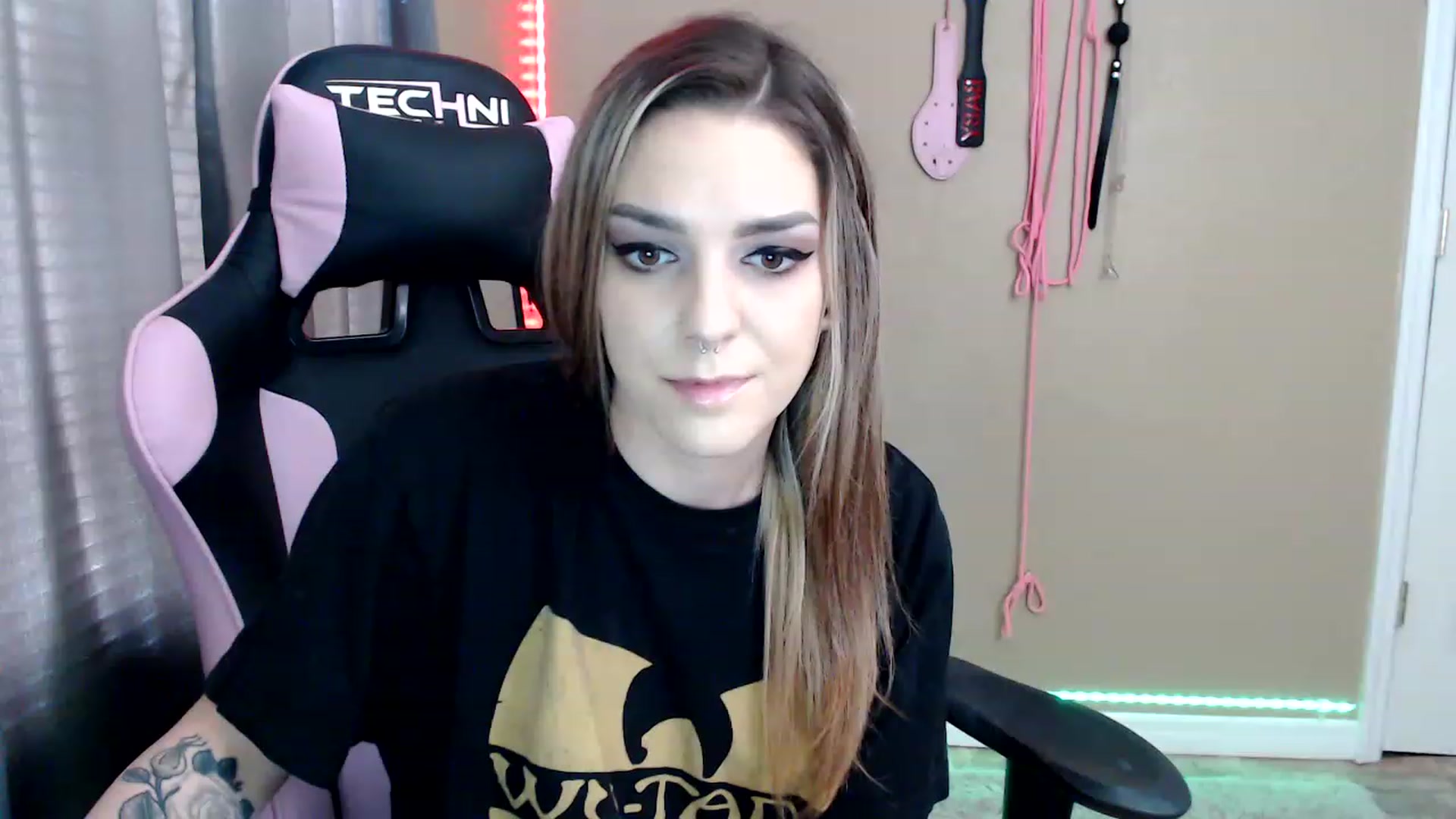 Gallery image thumbnail from rileyhazexxx's myfreecams stream on, 11/23/2022, 18:19 image 5 of 20