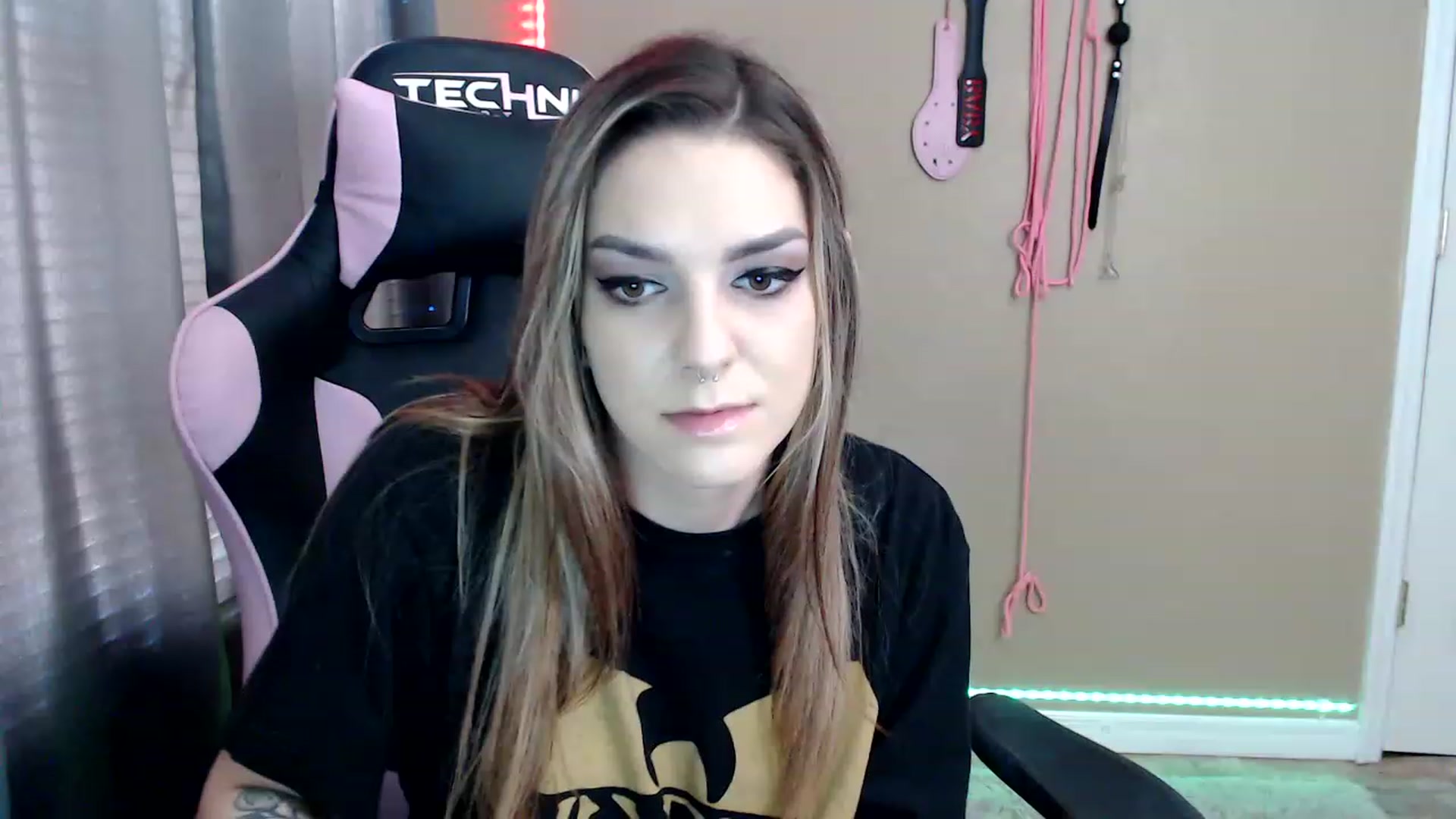 Gallery image thumbnail from rileyhazexxx's myfreecams stream on, 11/23/2022, 18:19 image 13 of 20