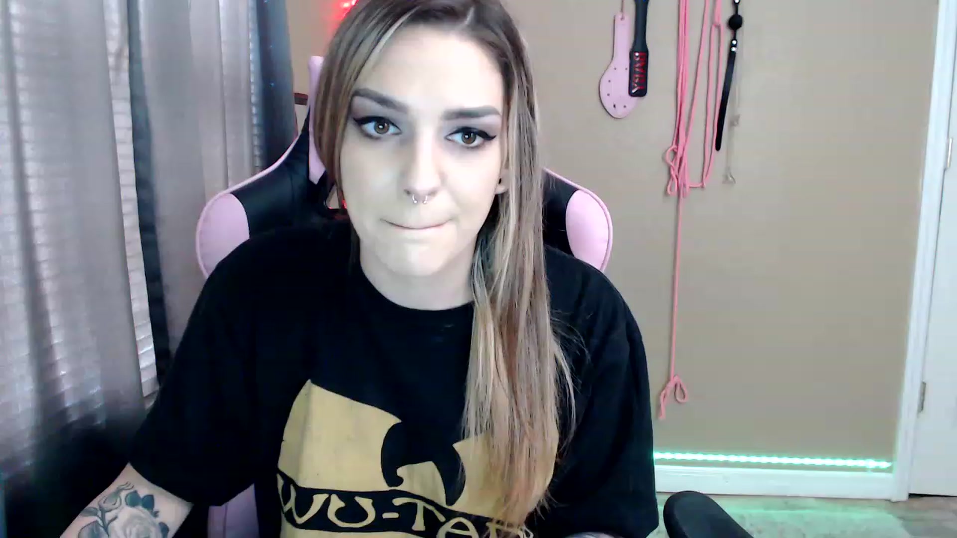 Gallery image thumbnail from rileyhazexxx's myfreecams stream on, 11/23/2022, 18:19 image 1 of 20