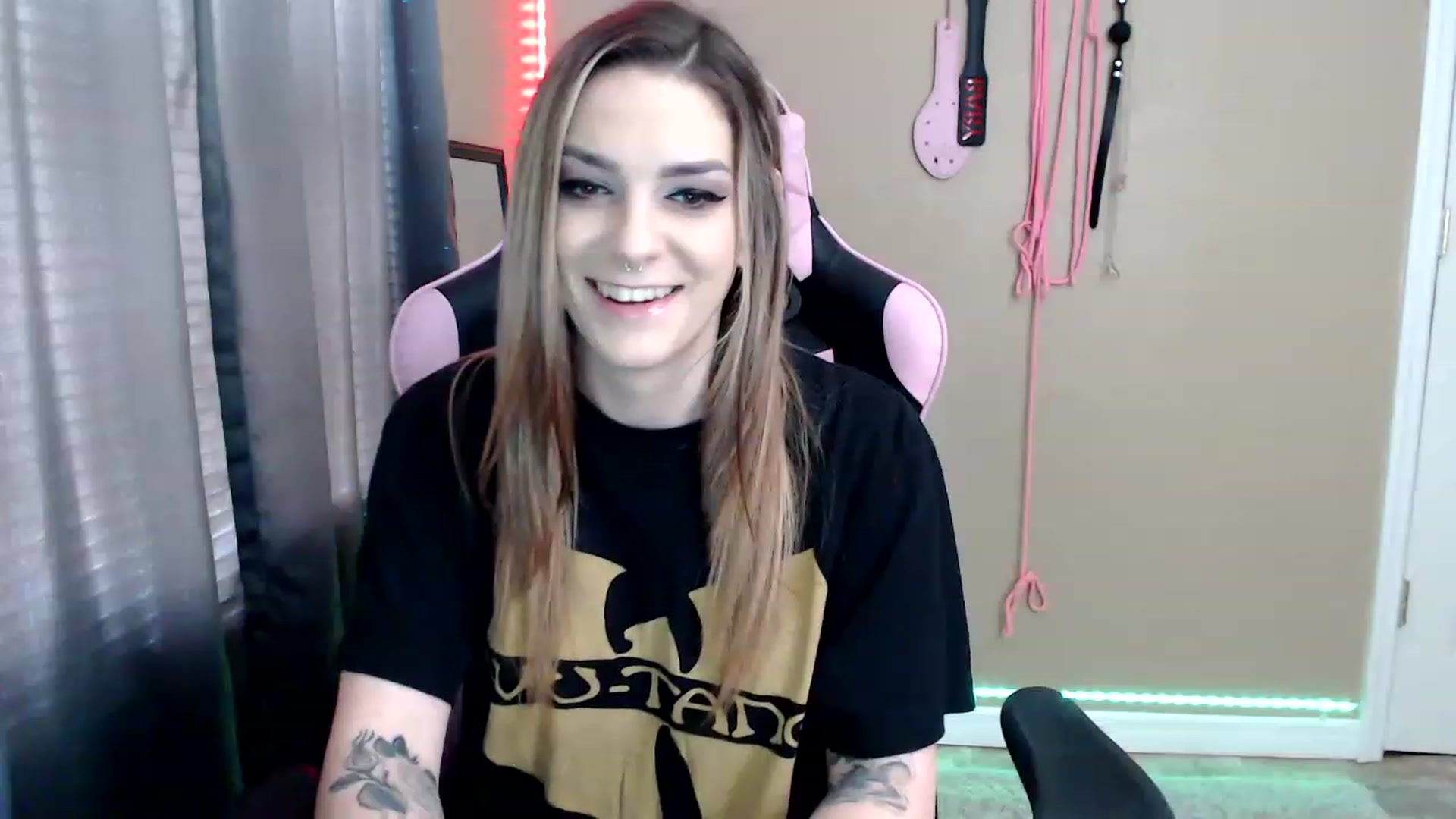 Gallery image thumbnail from rileyhazexxx's myfreecams stream on, 11/23/2022, 18:19 image 14 of 20