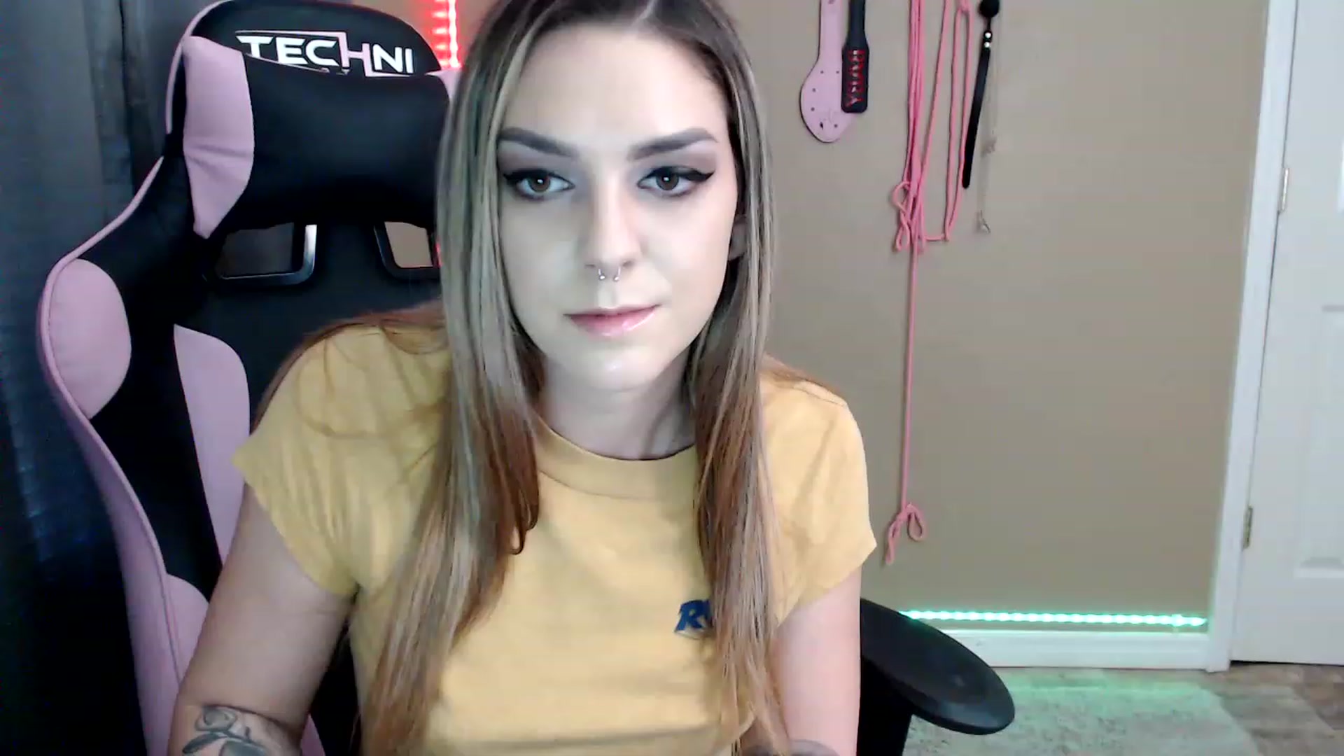 Gallery image thumbnail from rileyhazexxx's myfreecams stream on, 11/23/2022, 22:19 image 12 of 20