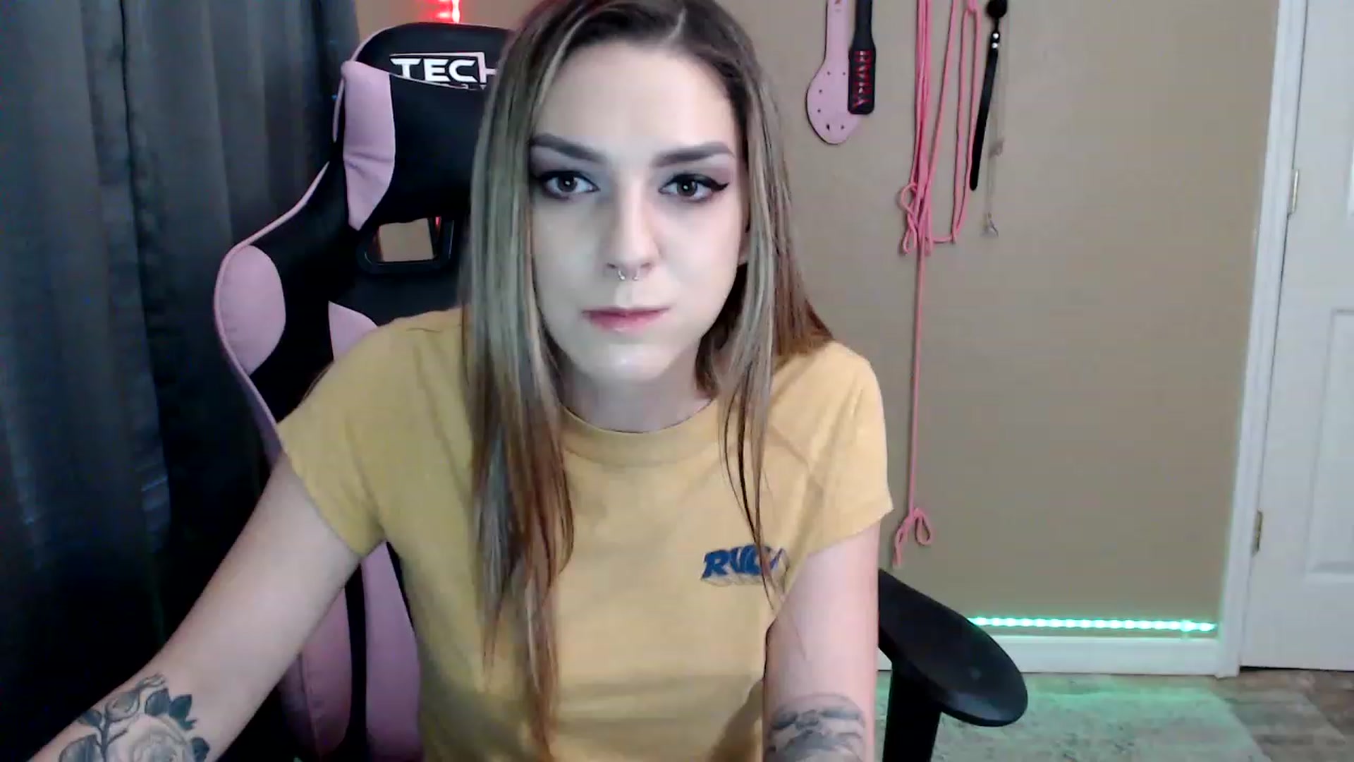 Gallery image thumbnail from rileyhazexxx's myfreecams stream on, 11/23/2022, 22:19 image 18 of 20