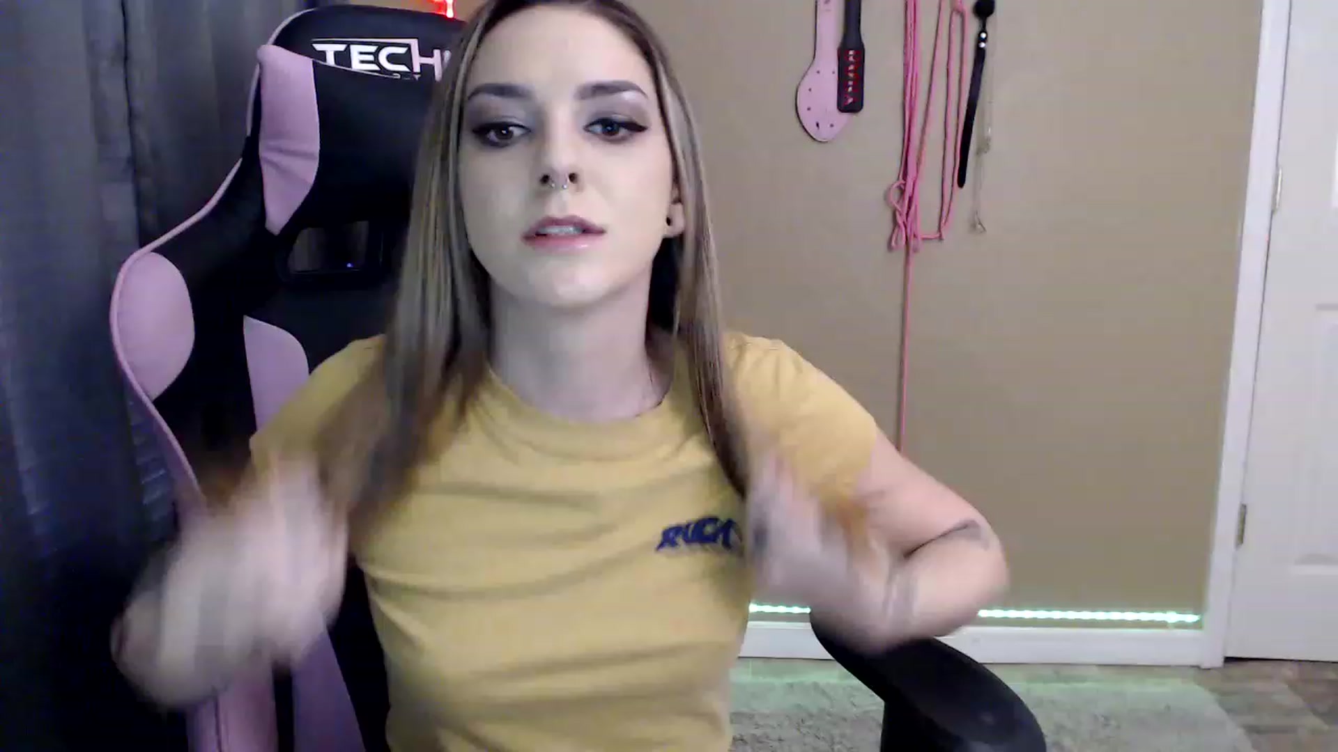 Gallery image thumbnail from rileyhazexxx's myfreecams stream on, 11/23/2022, 22:19 image 10 of 20