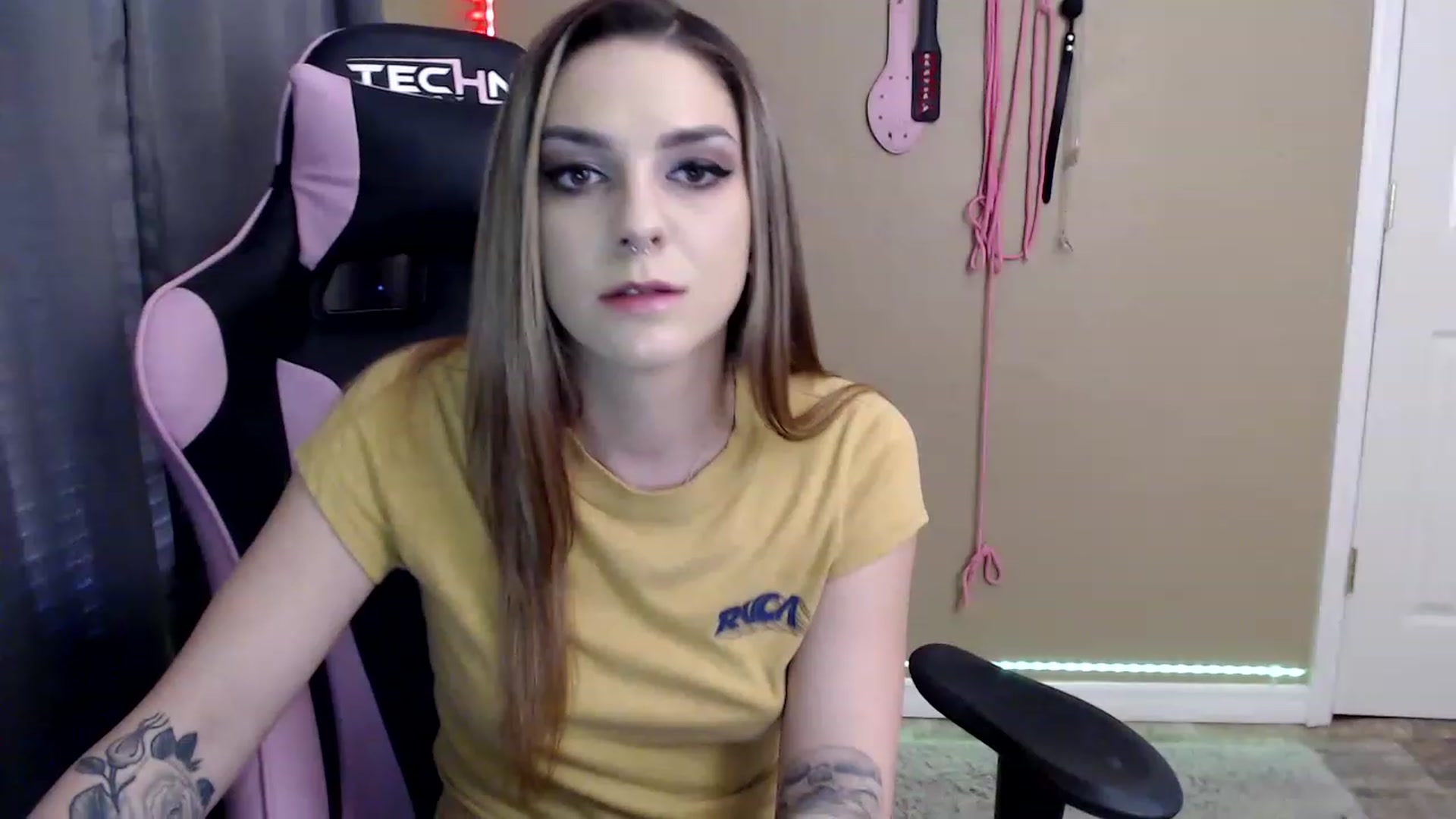 Gallery image thumbnail from rileyhazexxx's myfreecams stream on, 11/23/2022, 22:19 image 2 of 20