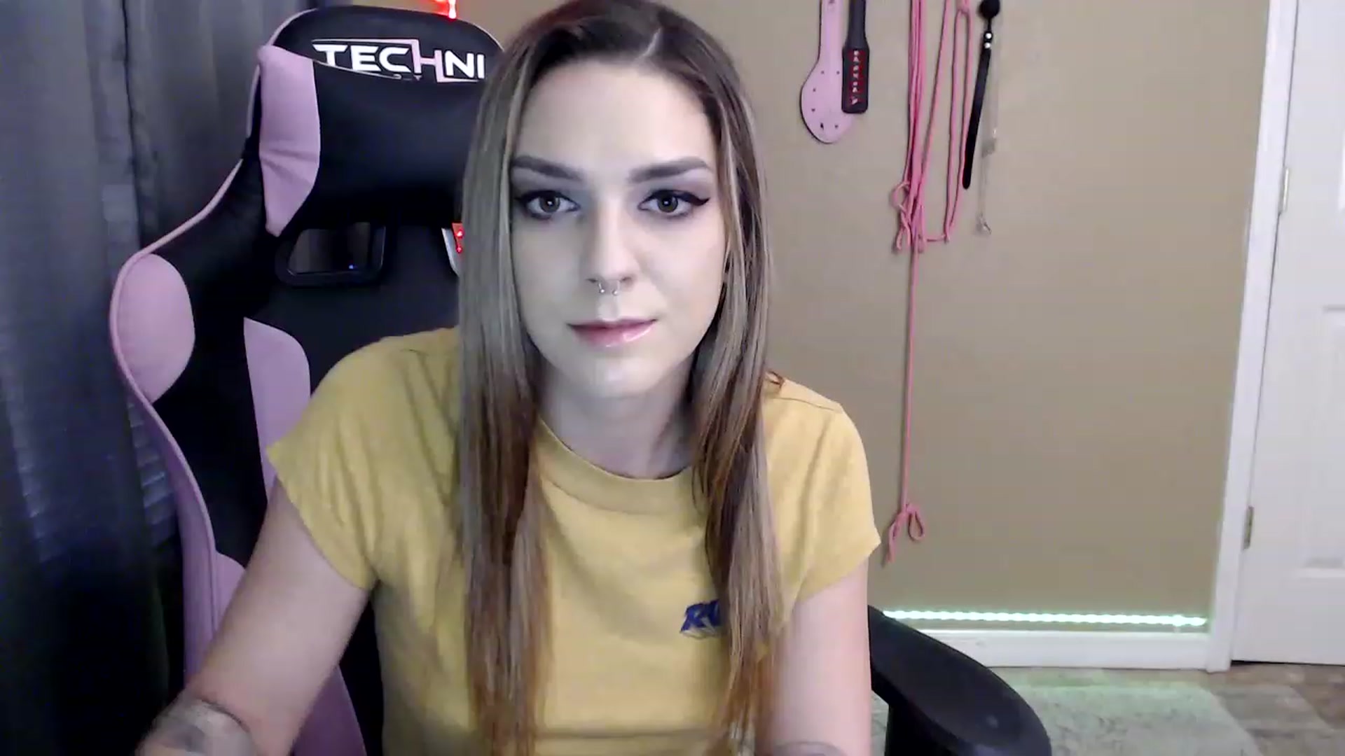 Gallery image thumbnail from rileyhazexxx's myfreecams stream on, 11/23/2022, 22:19 image 7 of 20