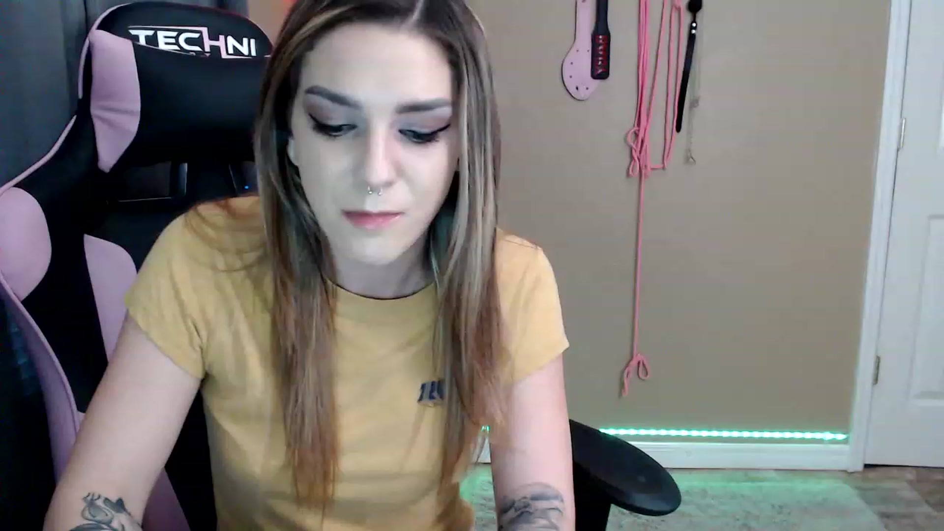 Gallery image thumbnail from rileyhazexxx's myfreecams stream on, 11/23/2022, 22:19 image 14 of 20