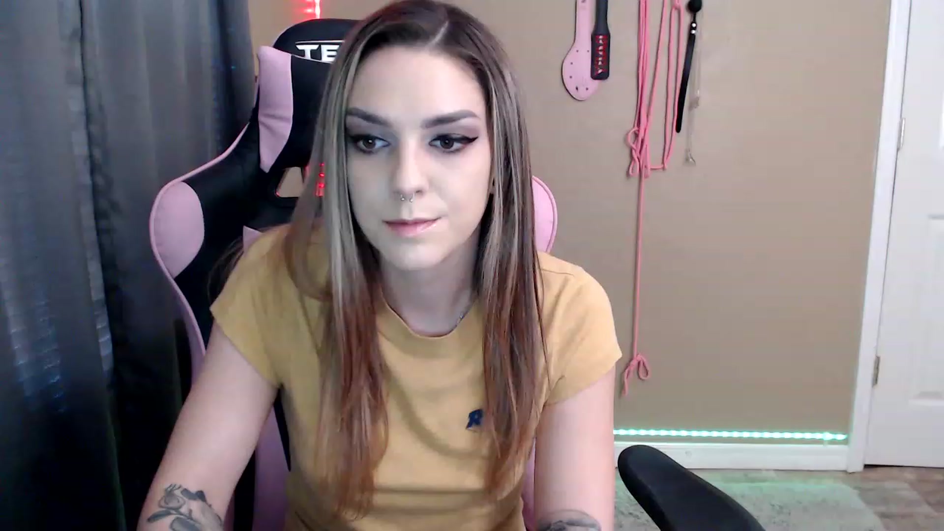 Gallery image thumbnail from rileyhazexxx's myfreecams stream on, 11/23/2022, 22:19 image 1 of 20