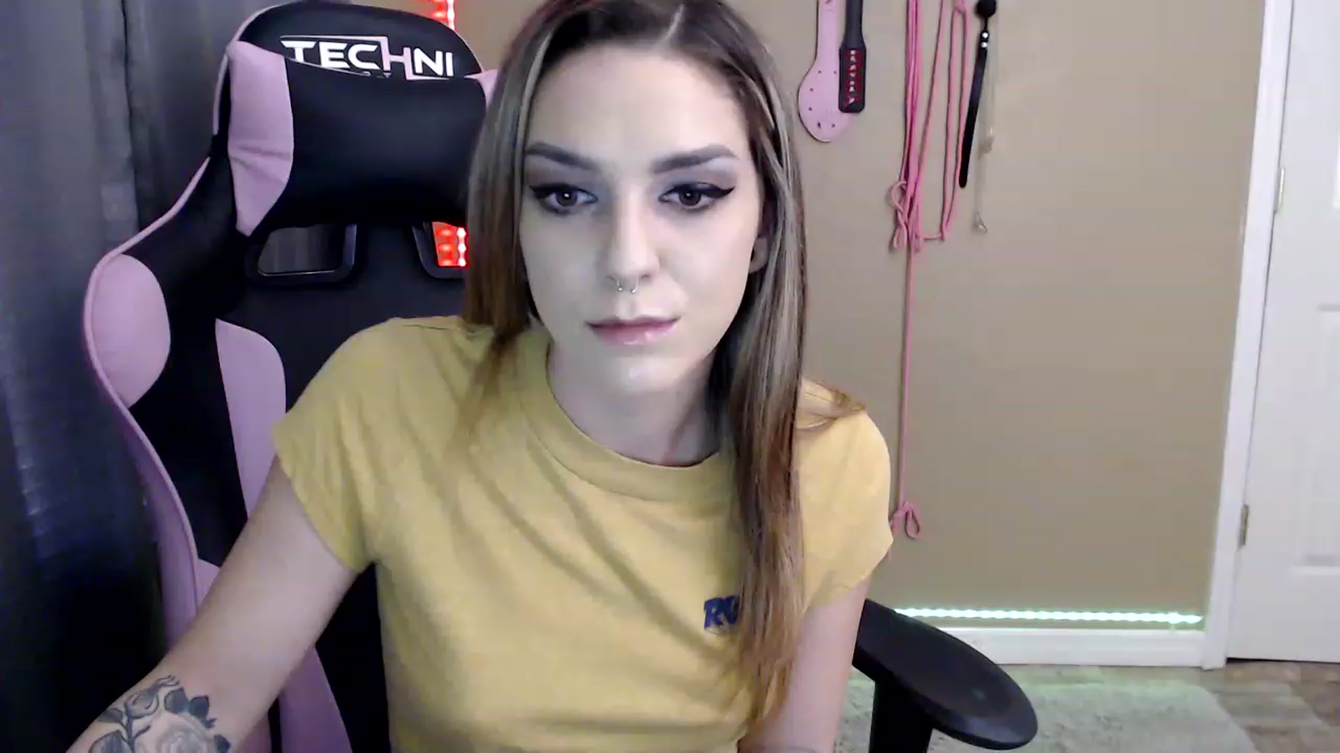 Gallery image thumbnail from rileyhazexxx's myfreecams stream on, 11/23/2022, 22:19 image 4 of 20